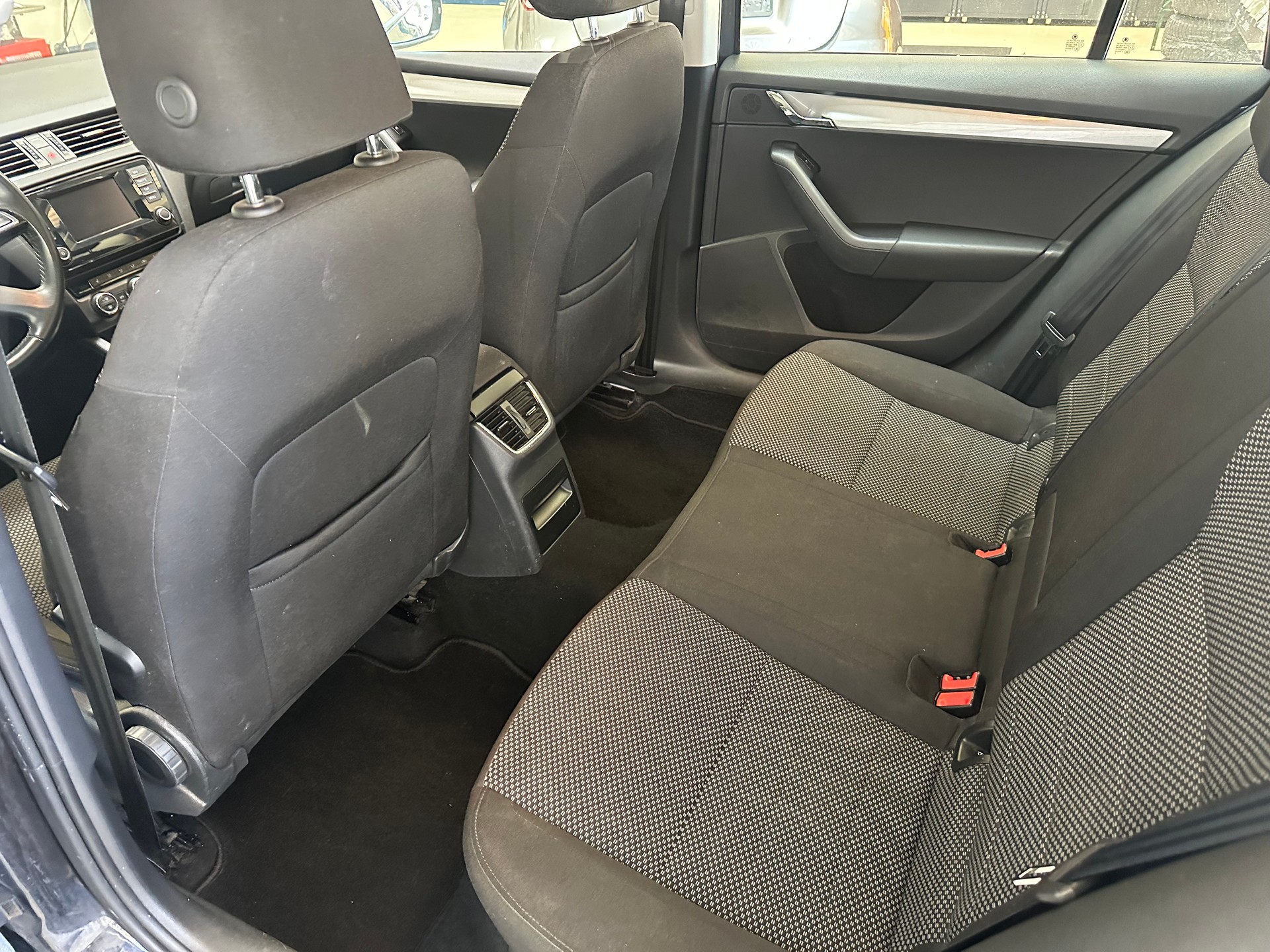 SKODA Octavia Combi 1.6 TDI Elegance 4x4-image-8