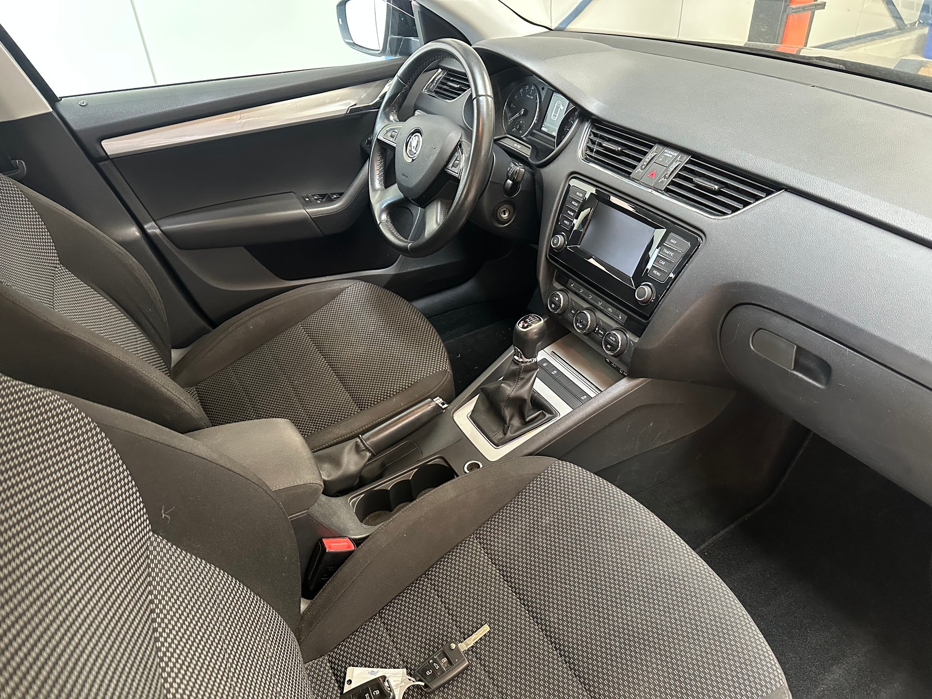 SKODA Octavia Combi 1.6 TDI Elegance 4x4-image-6