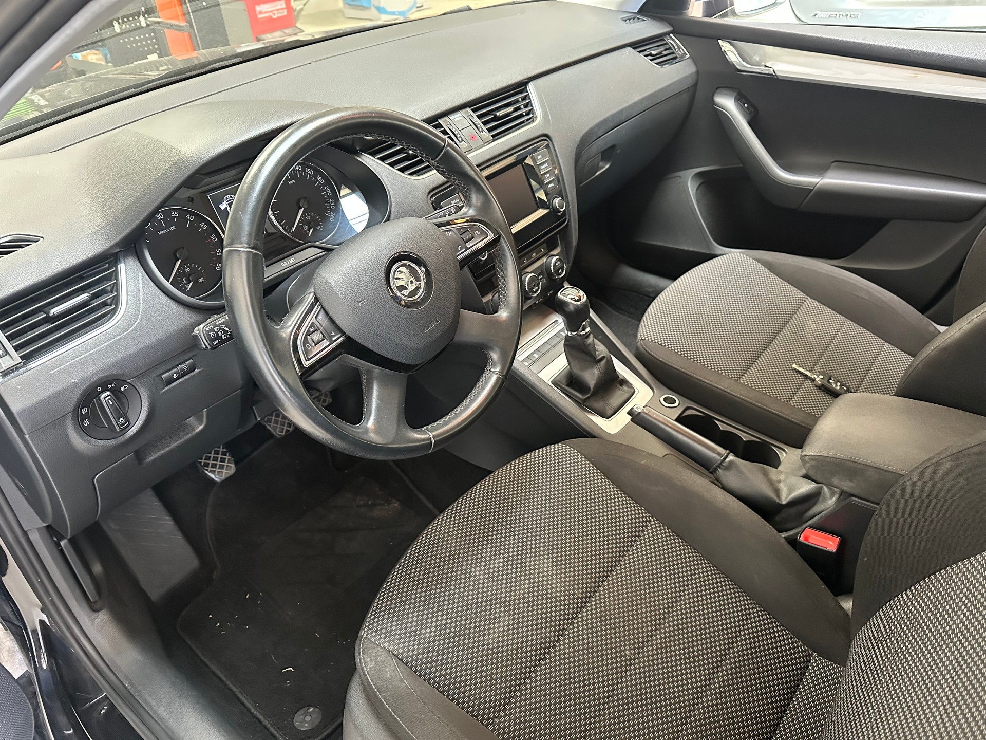 SKODA Octavia Combi 1.6 TDI Elegance 4x4-image-9