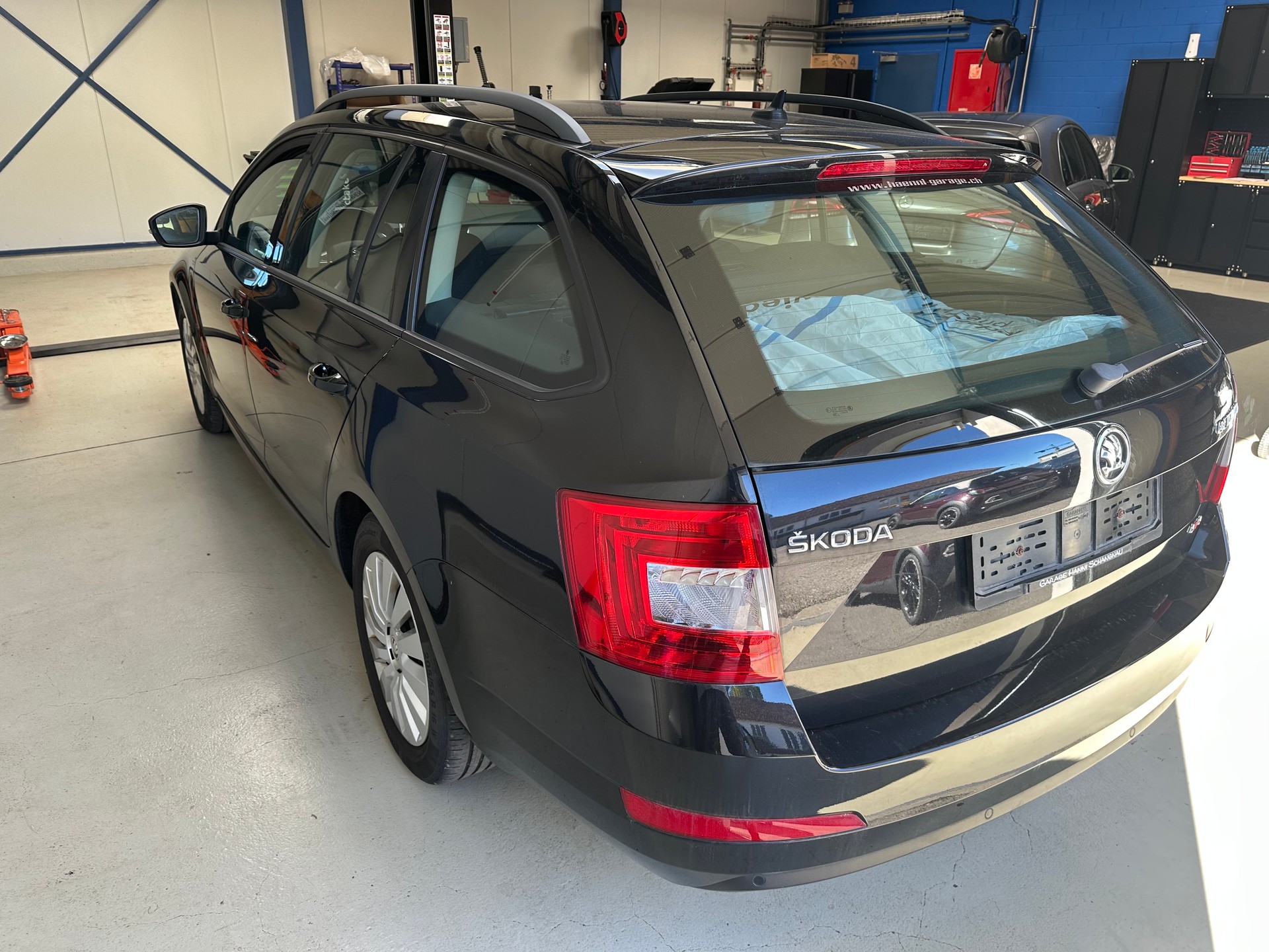 SKODA Octavia Combi 1.6 TDI Elegance 4x4-image-3
