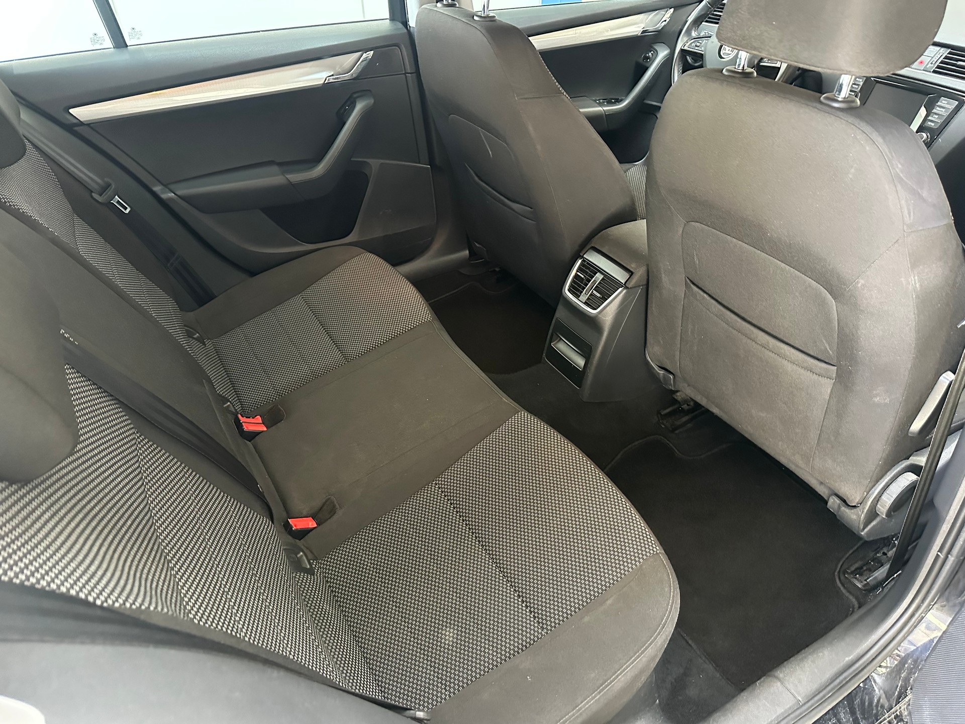 SKODA Octavia Combi 1.6 TDI Elegance 4x4-image-7