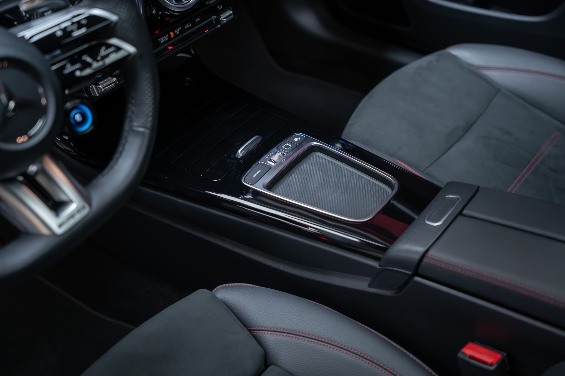 MERCEDES-BENZ CLA 35 AMG 4matic / Panorama-Glasdach / Burmester / Rückfahrkamera-image-18