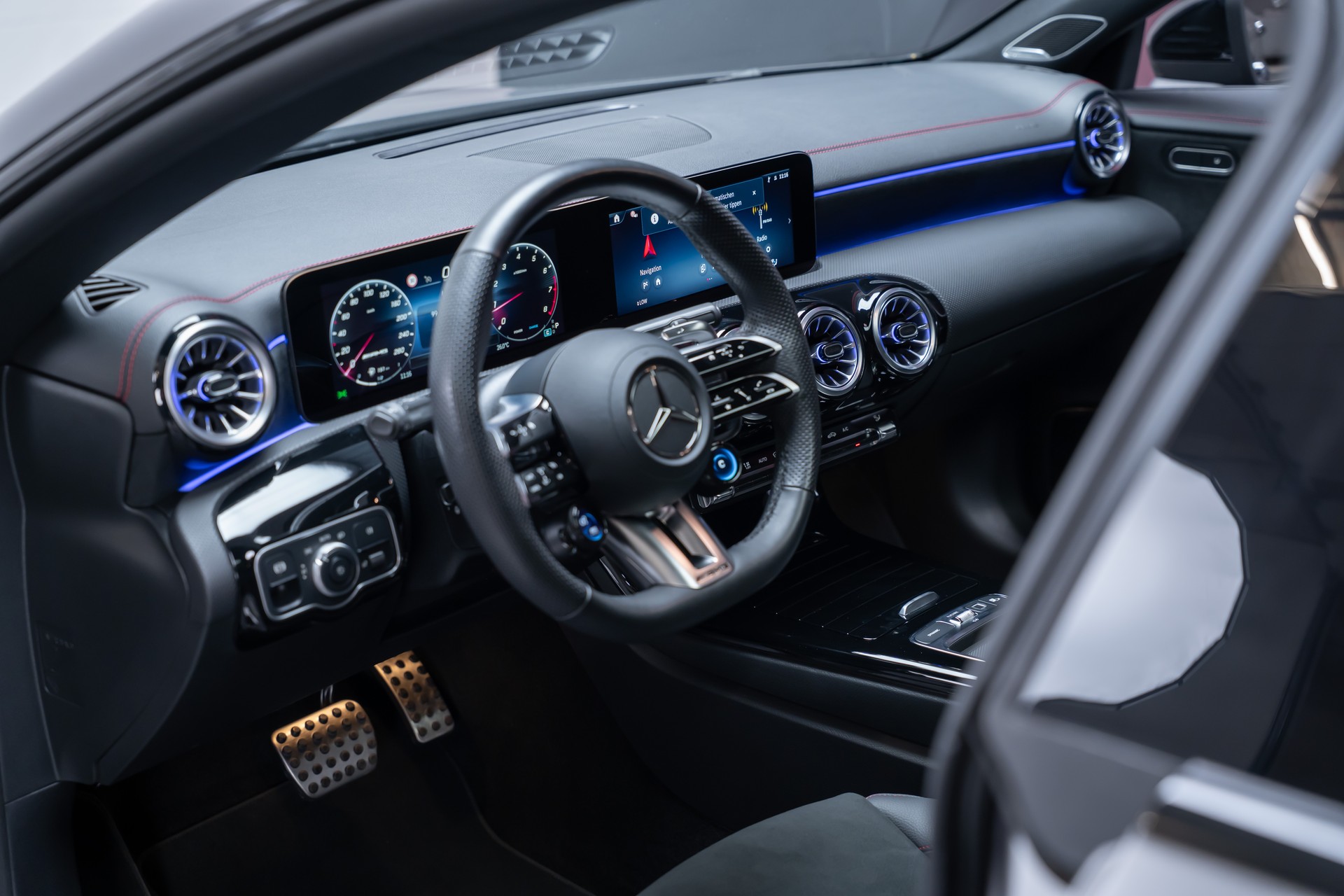 MERCEDES-BENZ CLA 35 AMG 4matic / Panorama-Glasdach / Burmester / Rückfahrkamera-image-17