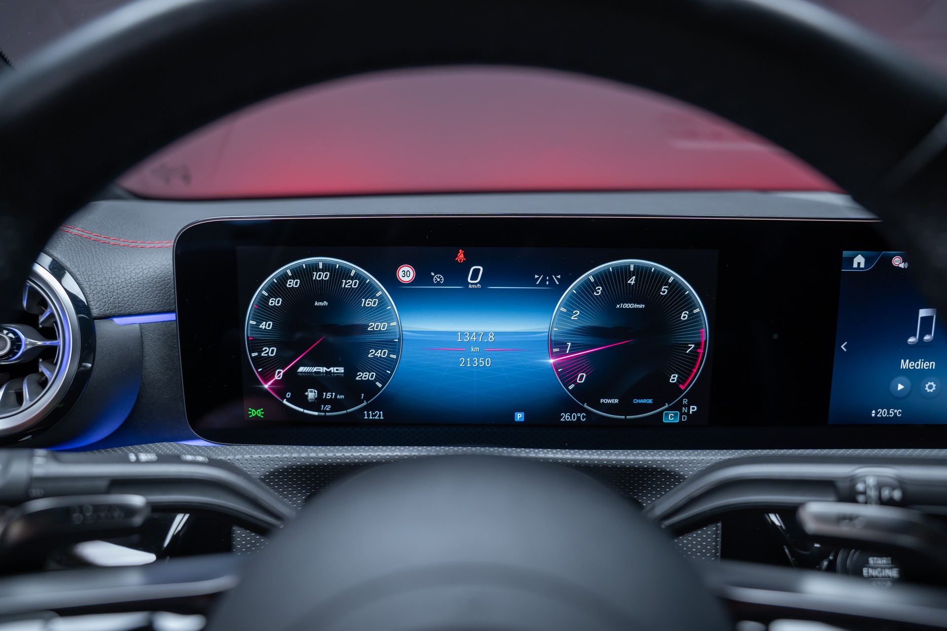 MERCEDES-BENZ CLA 35 AMG 4matic / Panorama-Glasdach / Burmester / Rückfahrkamera-image-28