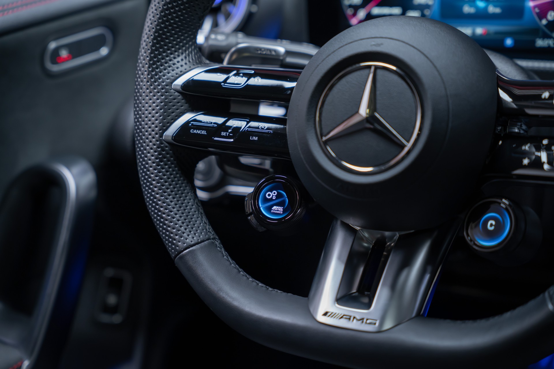 MERCEDES-BENZ CLA 35 AMG 4matic / Panorama-Glasdach / Burmester / Rückfahrkamera-image-30