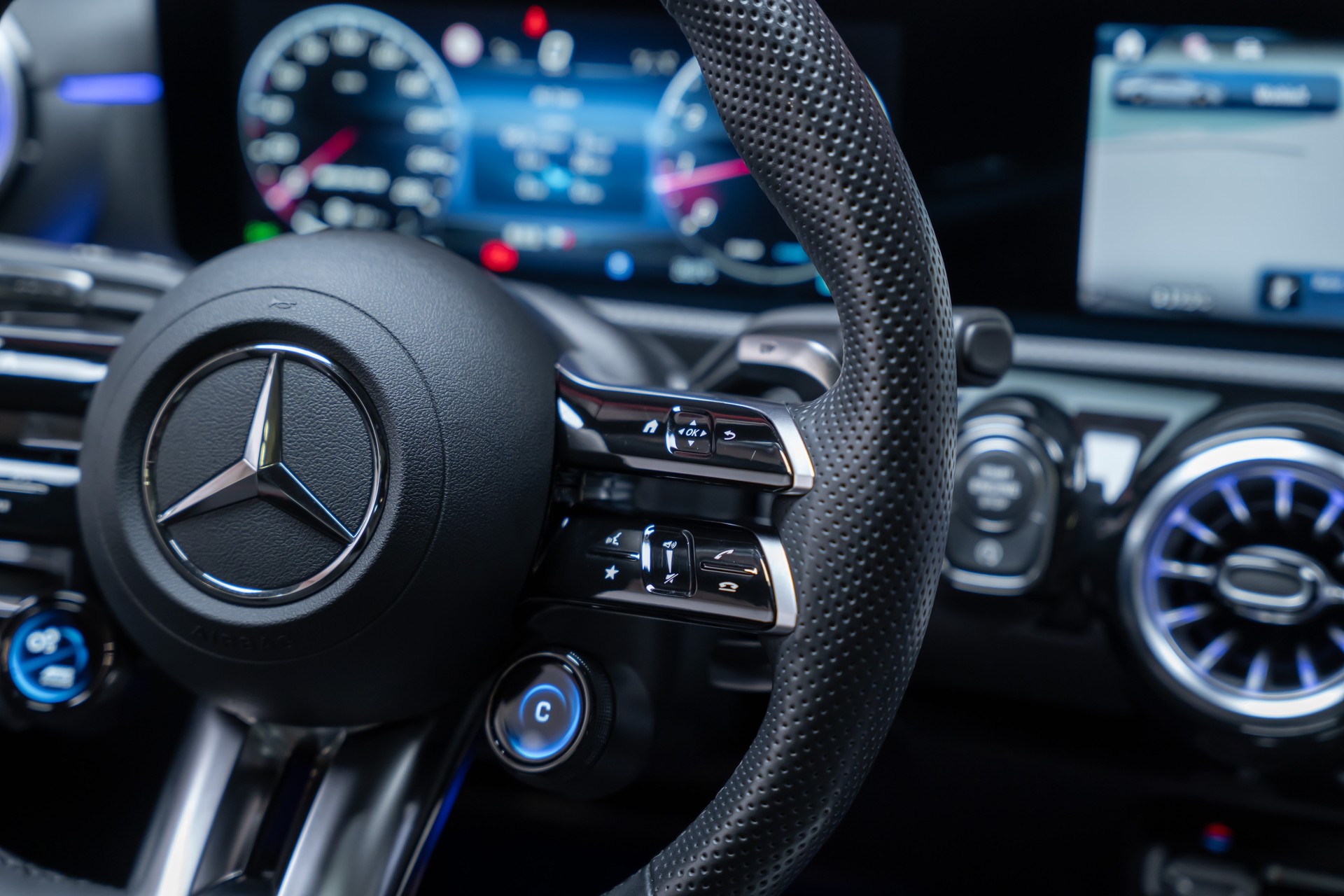 MERCEDES-BENZ CLA 35 AMG 4matic / Panorama-Glasdach / Burmester / Rückfahrkamera-image-31