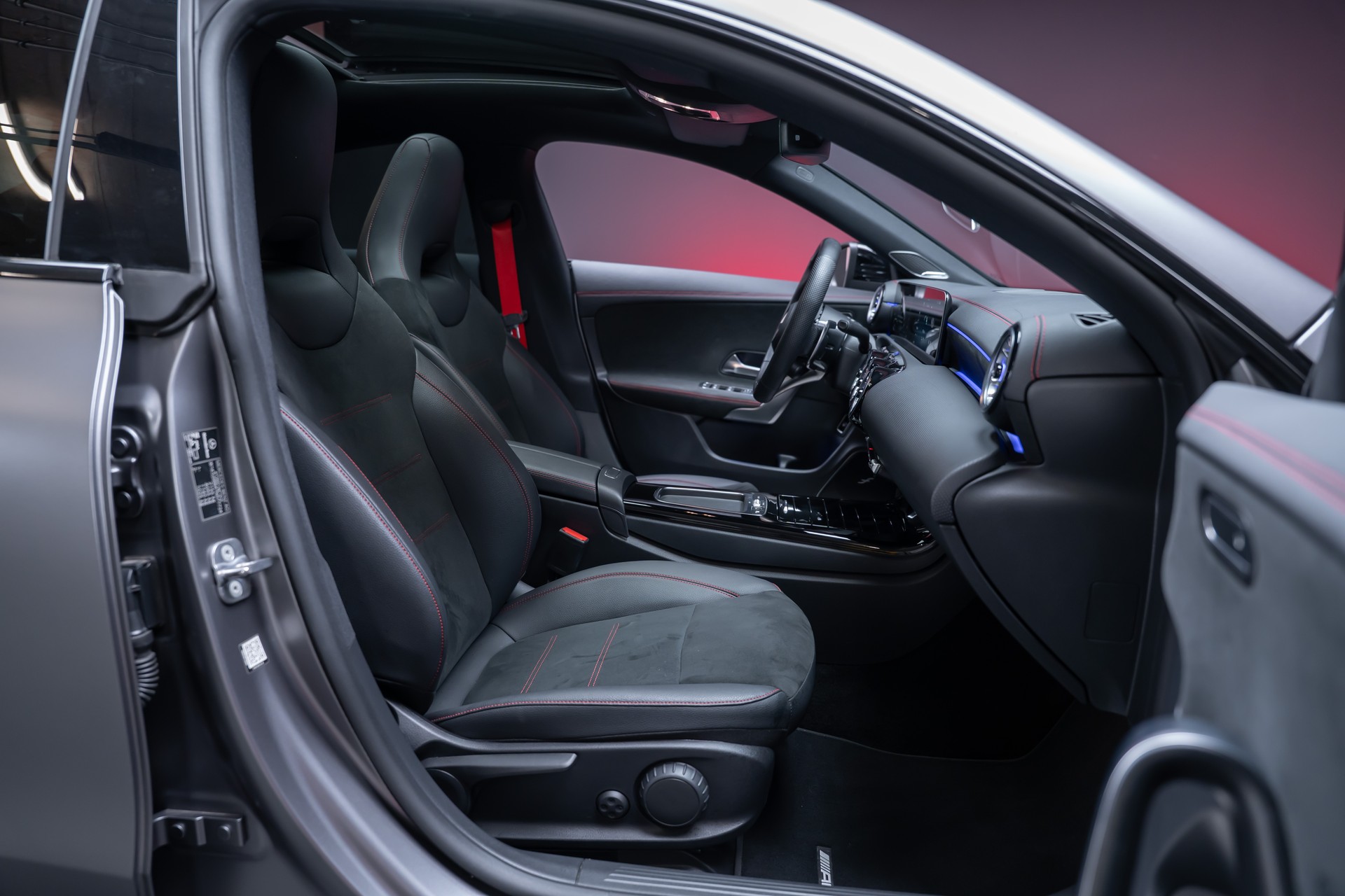 MERCEDES-BENZ CLA 35 AMG 4matic / Panorama-Glasdach / Burmester / Rückfahrkamera-image-24
