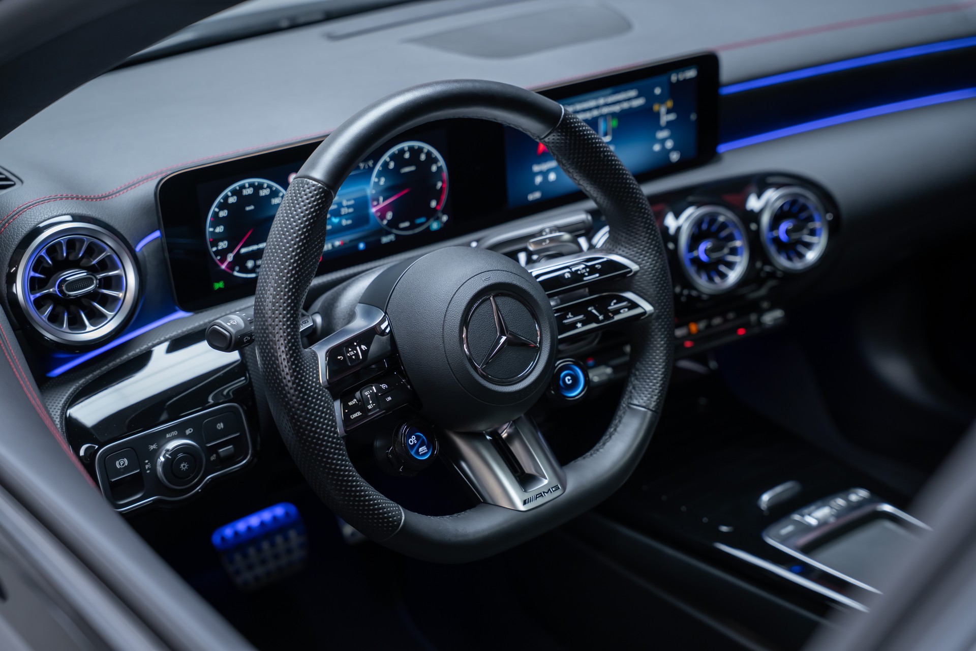 MERCEDES-BENZ CLA 35 AMG 4matic / Panorama-Glasdach / Burmester / Rückfahrkamera-image-16