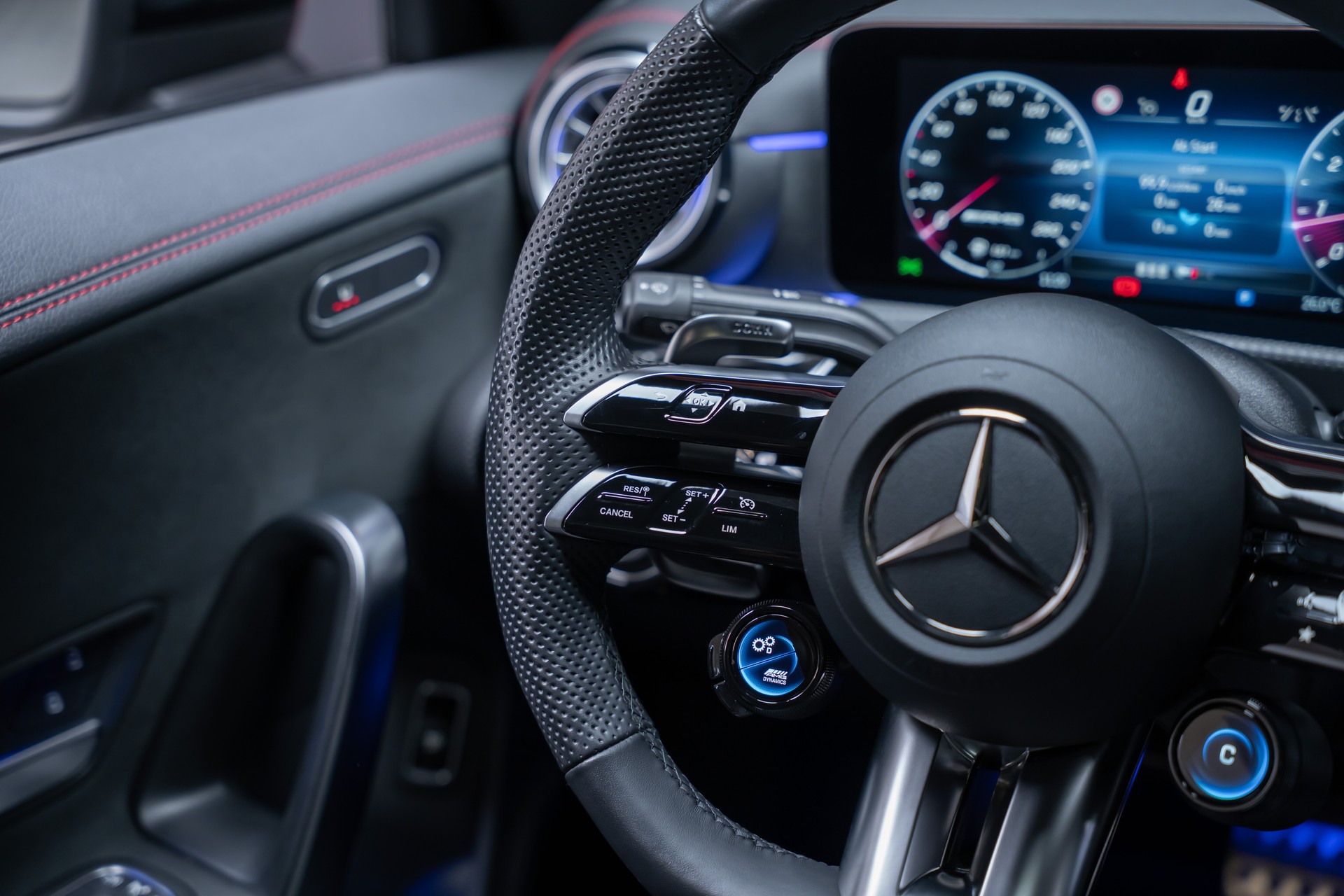 MERCEDES-BENZ CLA 35 AMG 4matic / Panorama-Glasdach / Burmester / Rückfahrkamera-image-29