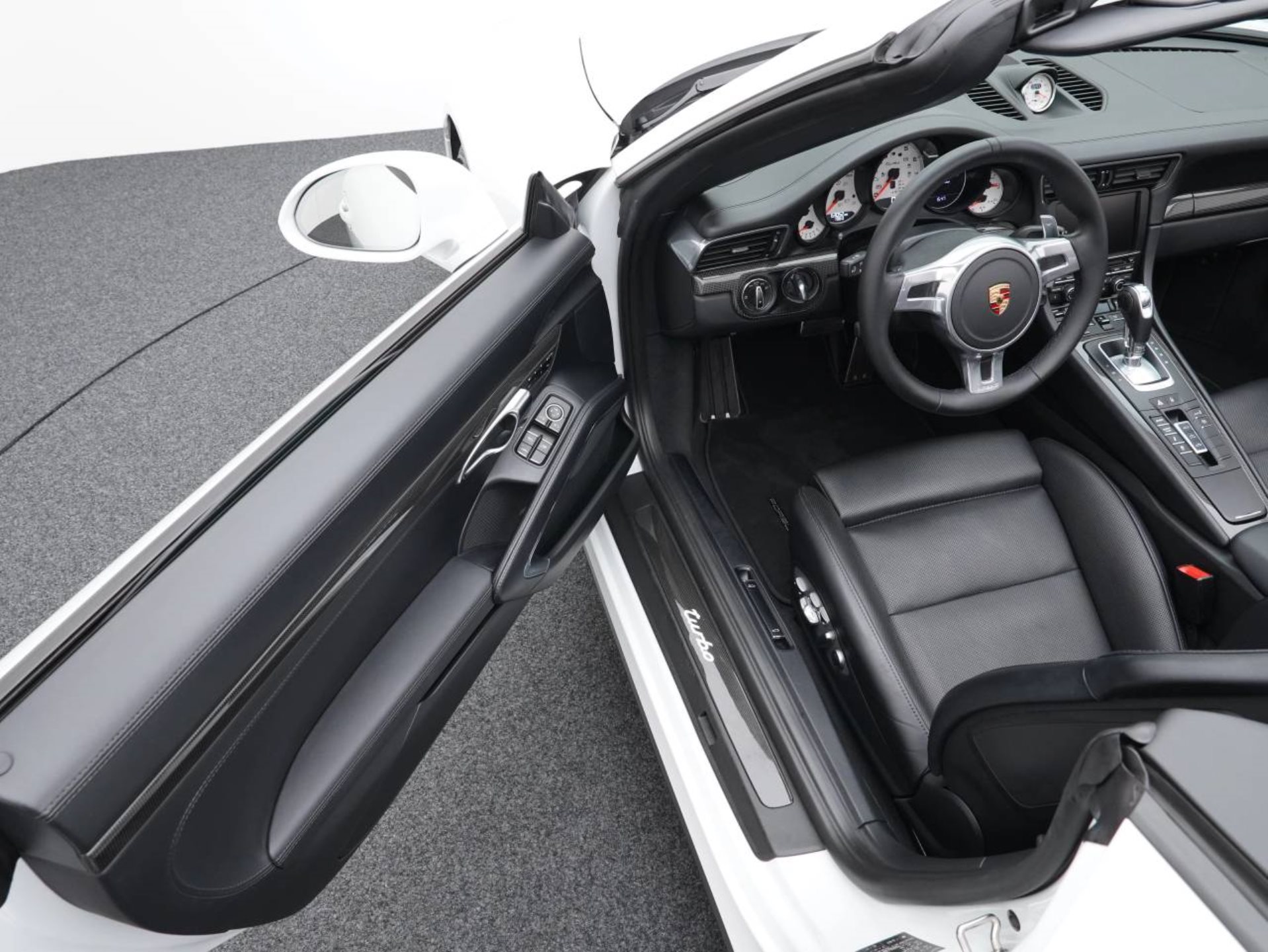 PORSCHE 911 Turbo Cabriolet-image-3