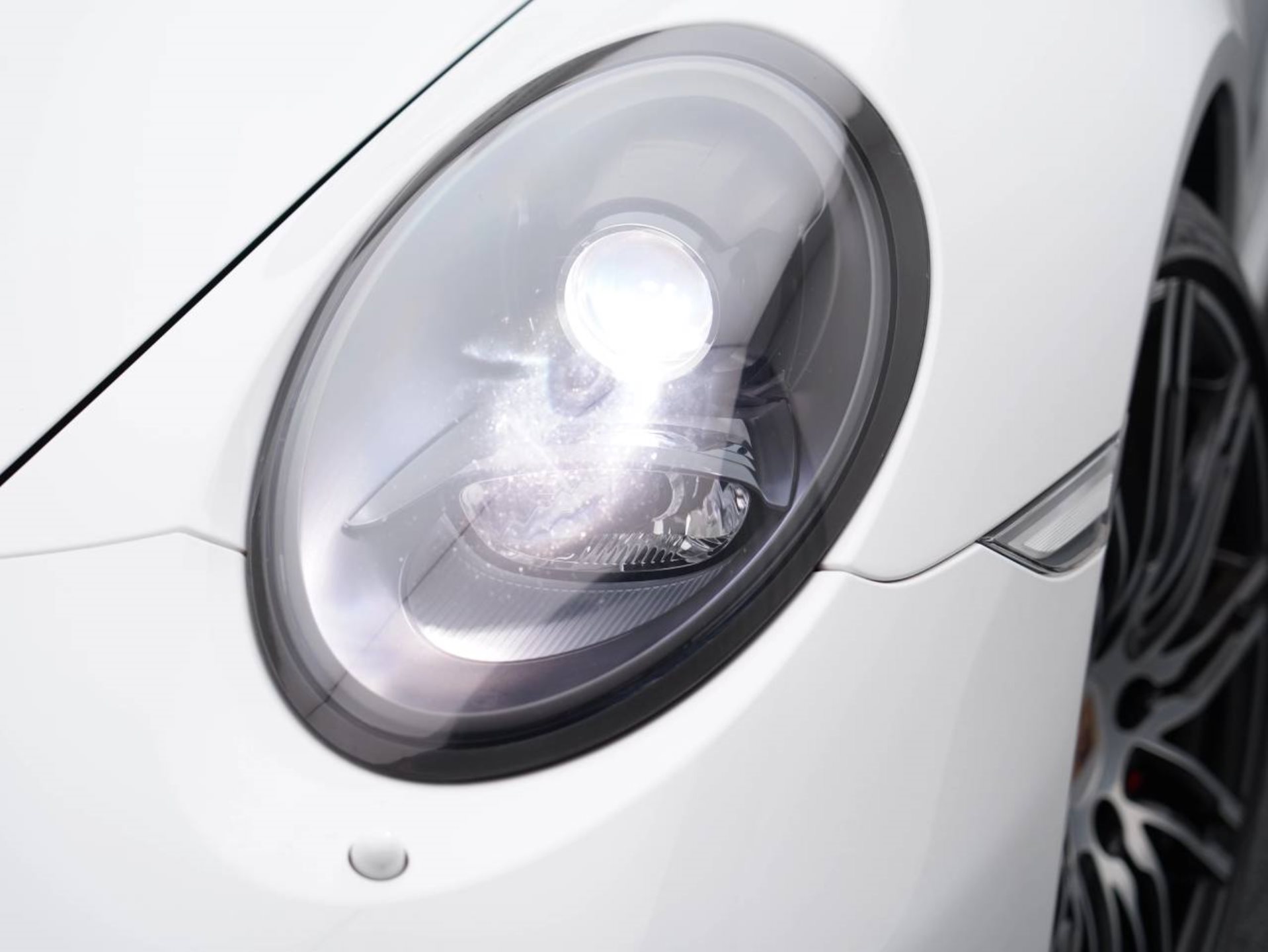 PORSCHE 911 Turbo Cabriolet-image-12
