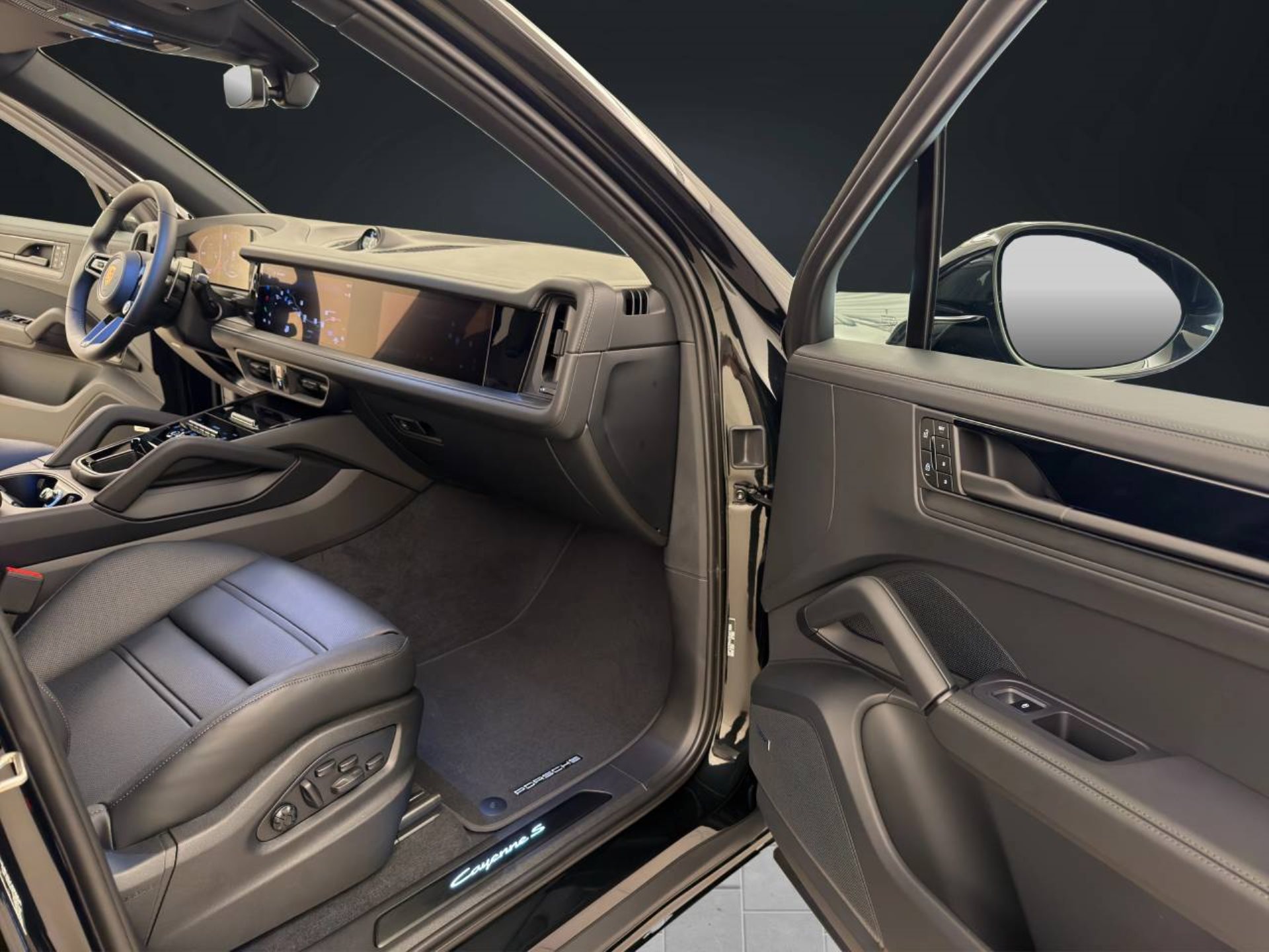 PORSCHE Cayenne S E-Hybrid Black Edition-image-18