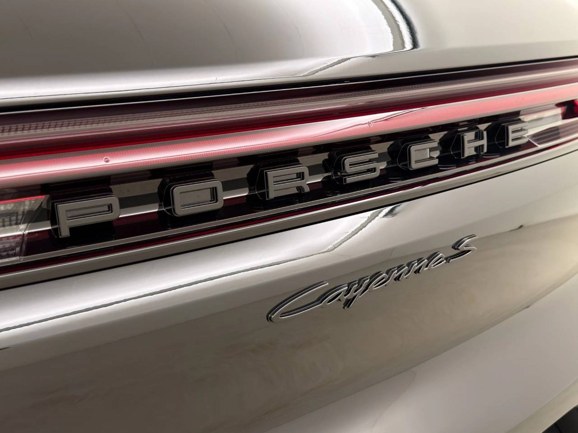 PORSCHE Cayenne S E-Hybrid Black Edition-image-25