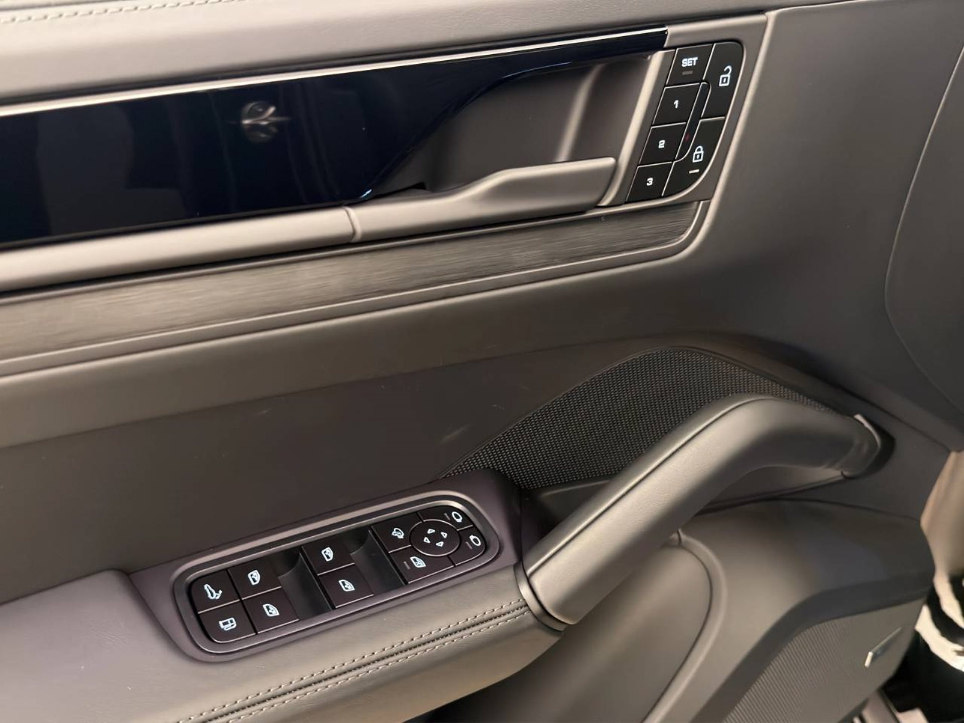 PORSCHE Cayenne S E-Hybrid Black Edition-image-19