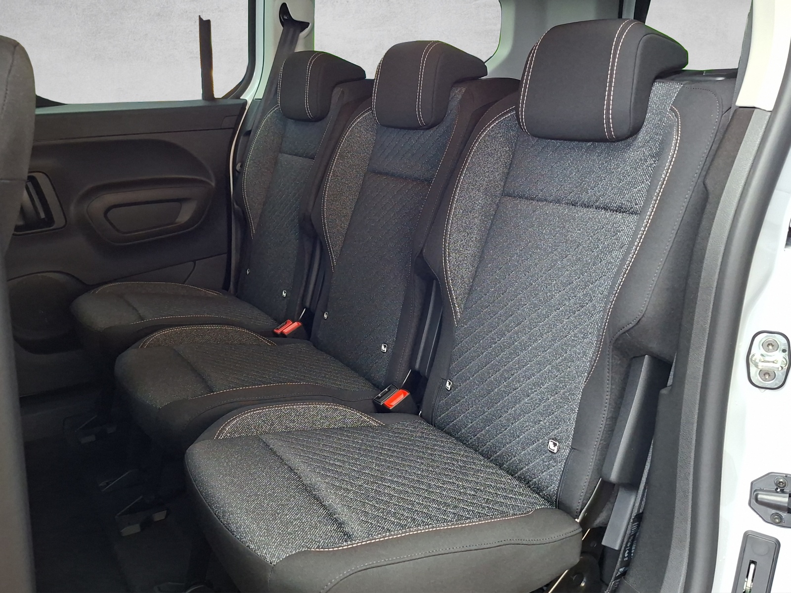 PEUGEOT Rifter Long 1.5 BlueHDi 130 Family Edition-image-13
