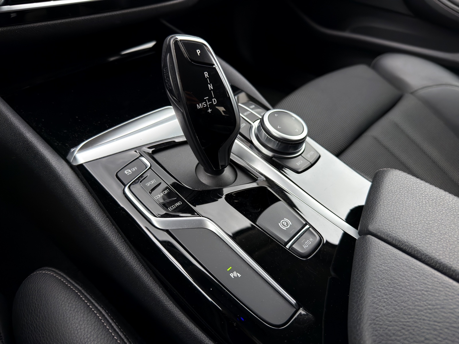 BMW 520d xDrive Essential Edition Steptronic-image-15