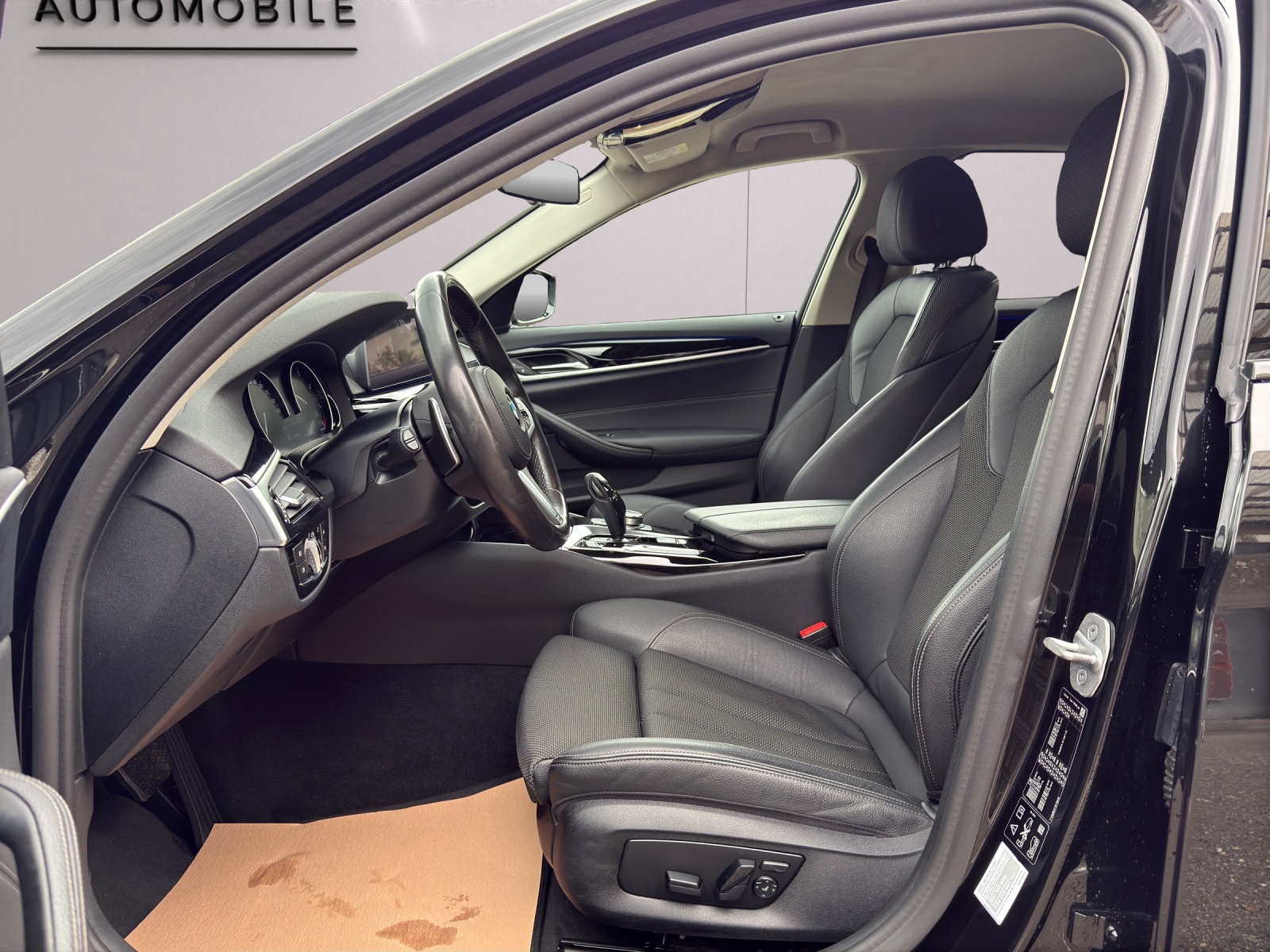 BMW 520d xDrive Essential Edition Steptronic-image-8