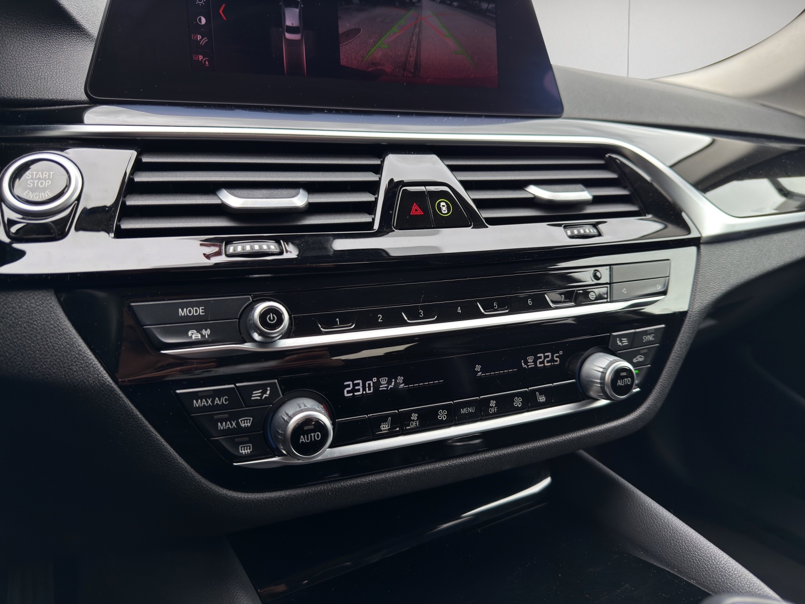 BMW 520d xDrive Essential Edition Steptronic-image-16