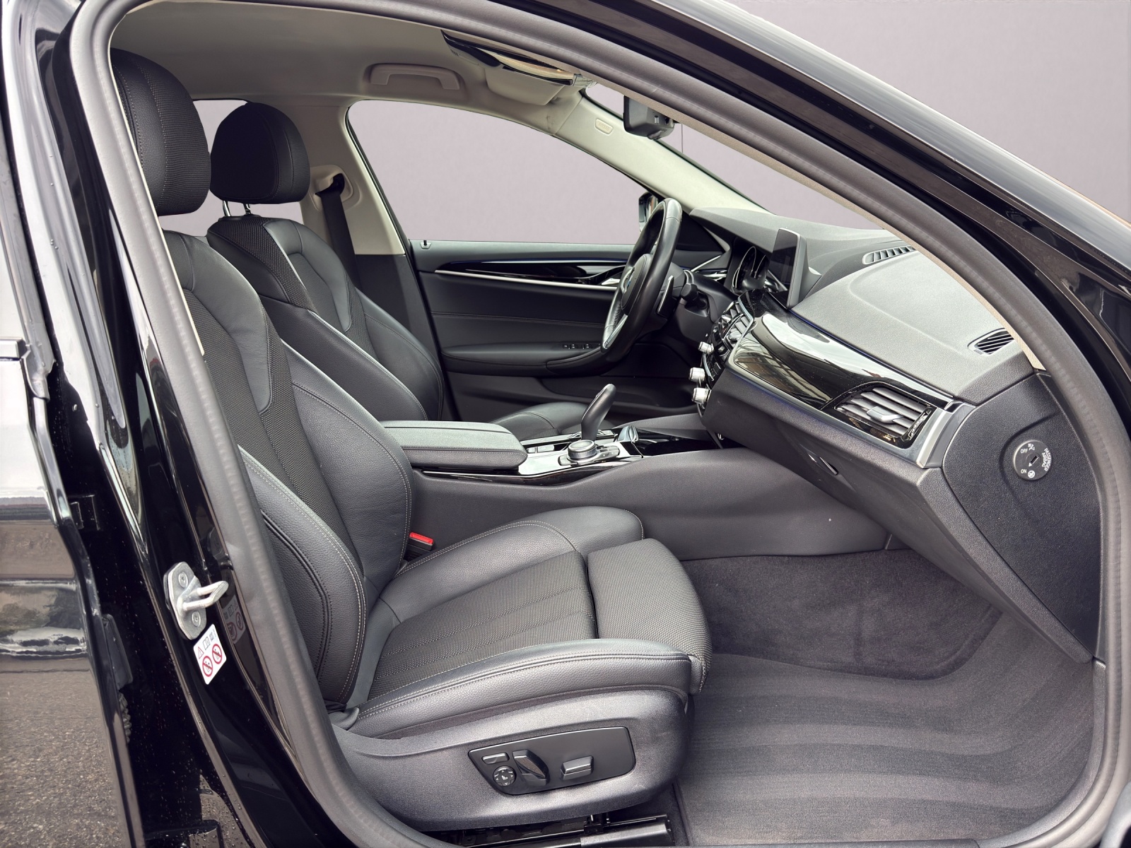 BMW 520d xDrive Essential Edition Steptronic-image-10