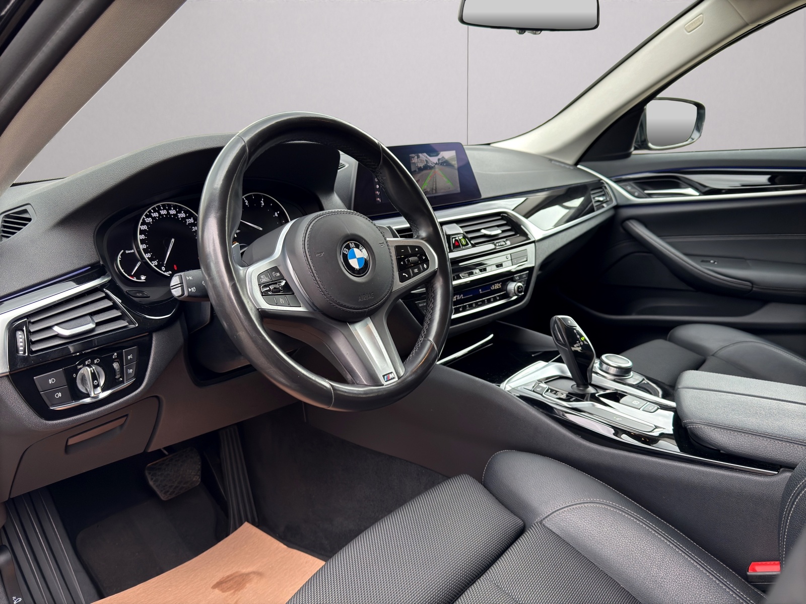 BMW 520d xDrive Essential Edition Steptronic-image-7