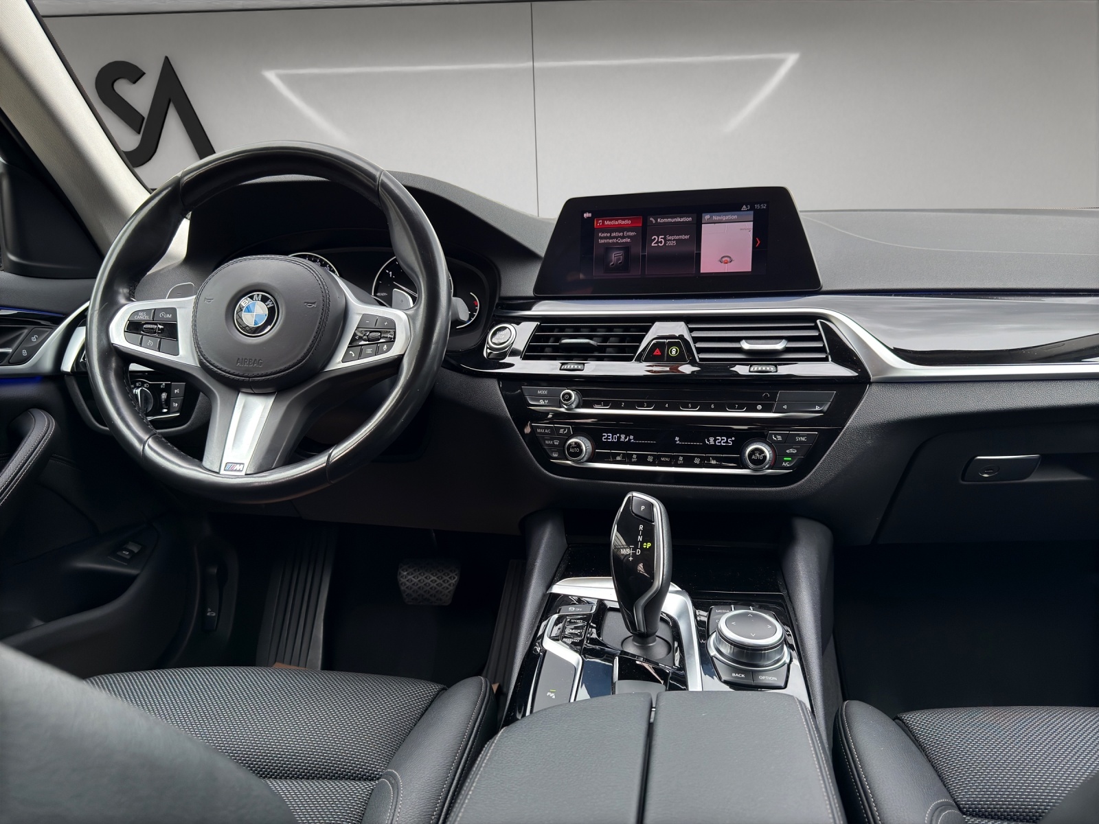 BMW 520d xDrive Essential Edition Steptronic-image-13