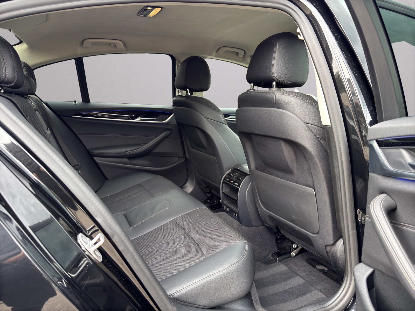 BMW 520d xDrive Essential Edition Steptronic-image-11