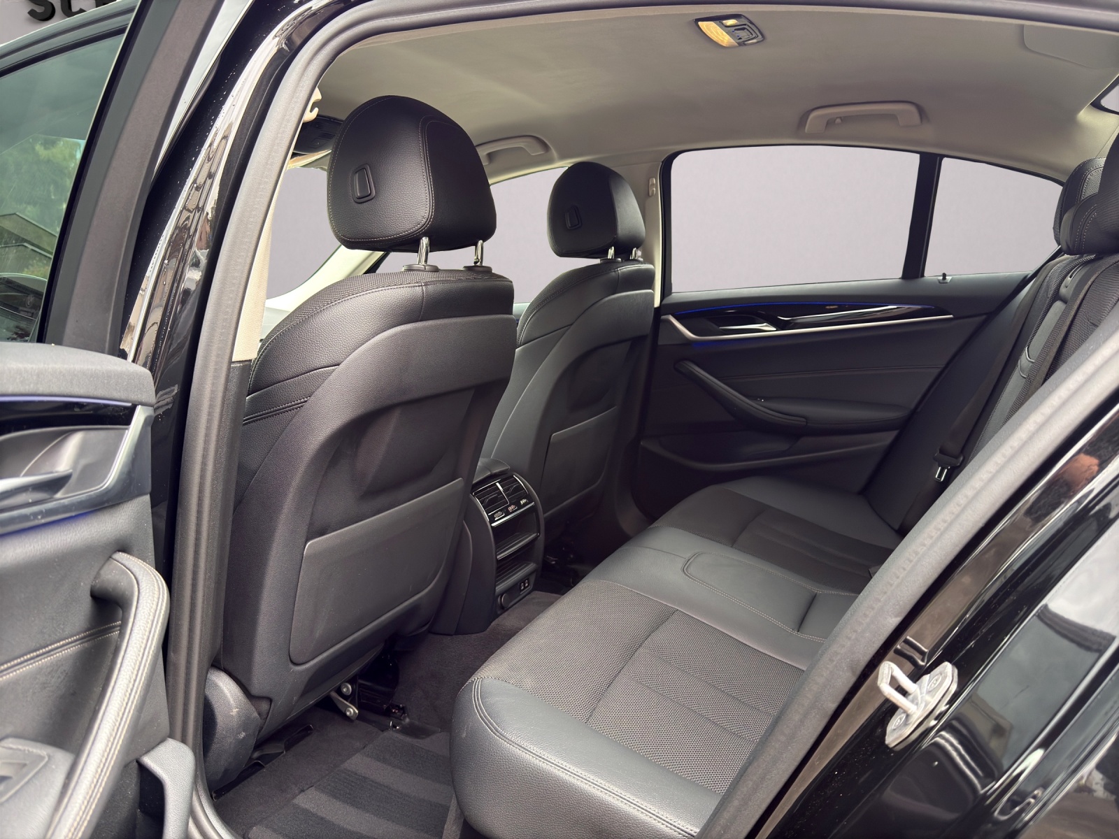 BMW 520d xDrive Essential Edition Steptronic-image-9