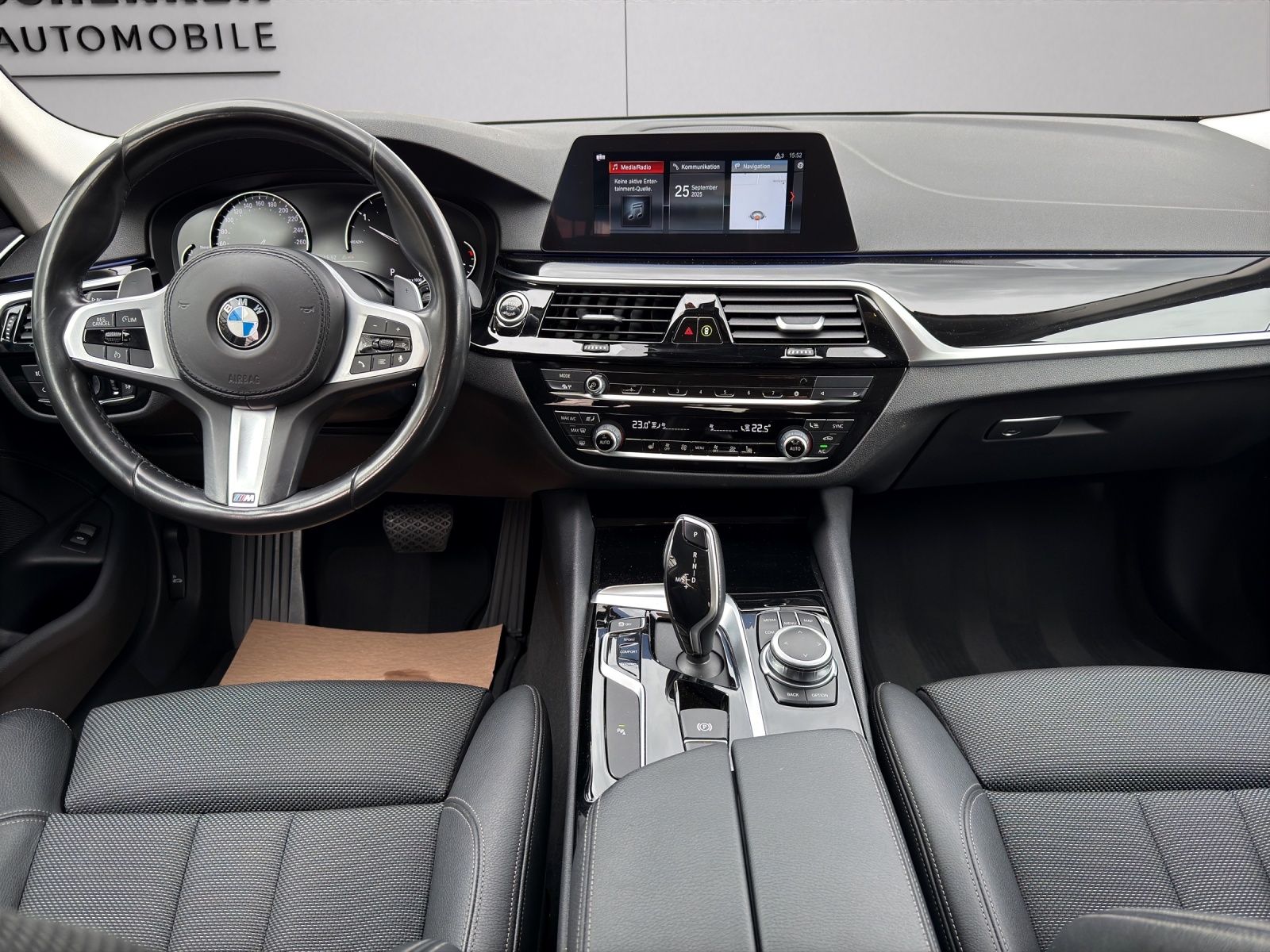 BMW 520d xDrive Essential Edition Steptronic-image-12