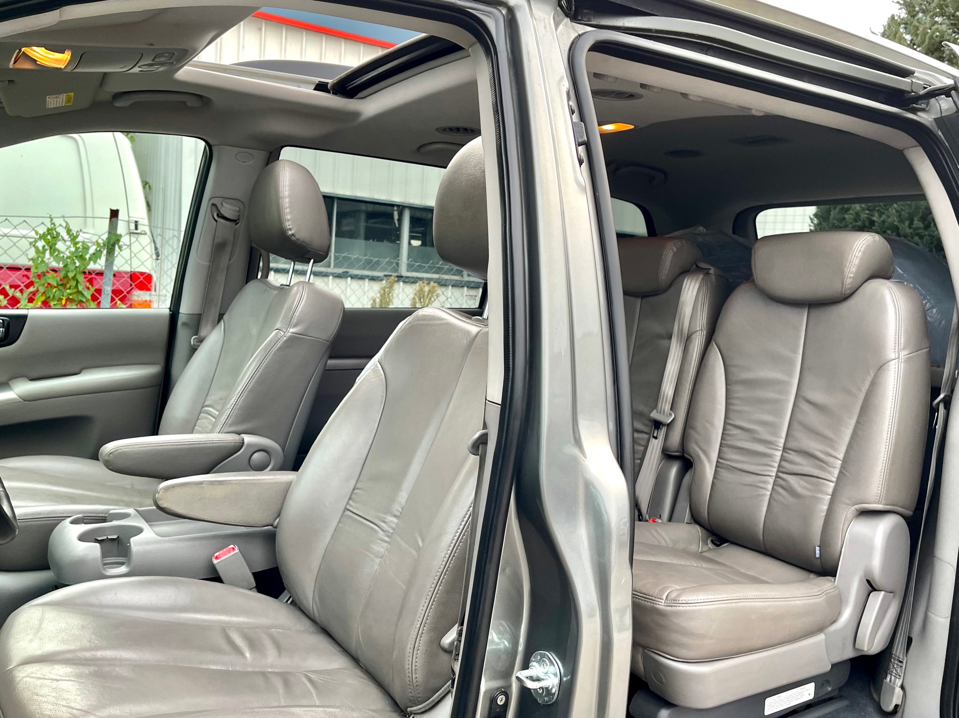 KIA Carnival 2.2 CRDi Trend Automatic-image-4