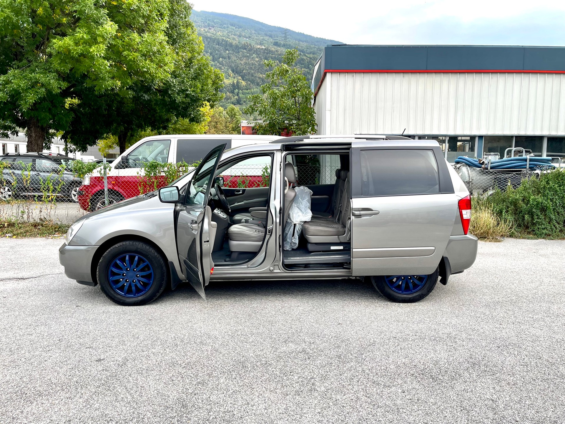 KIA Carnival 2.2 CRDi Trend Automatic-image-5