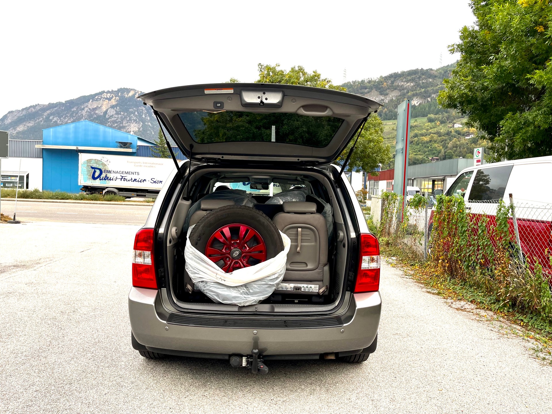KIA Carnival 2.2 CRDi Trend Automatic-image-2