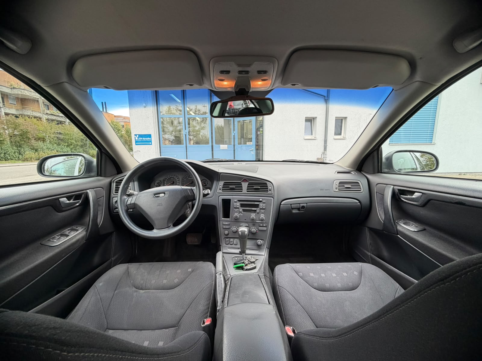 VOLVO S60 2.4-image-8
