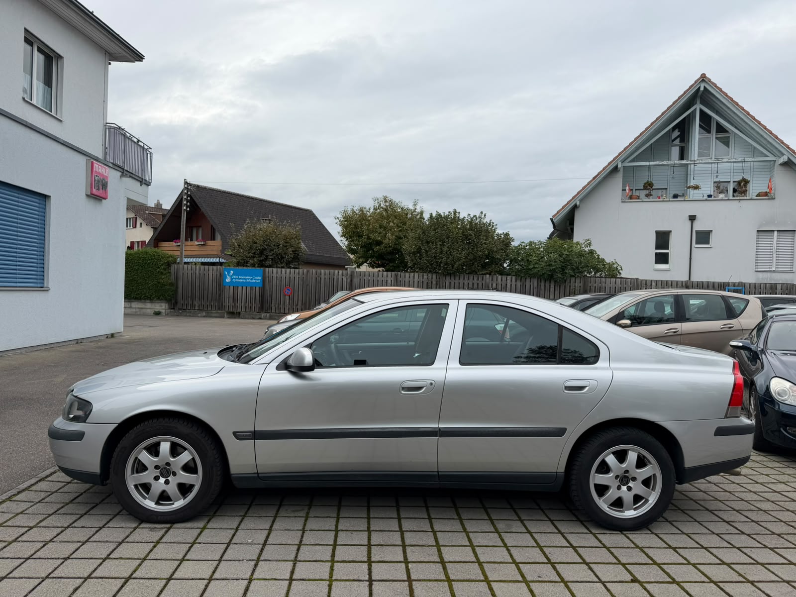VOLVO S60 2.4-showroom-element-1