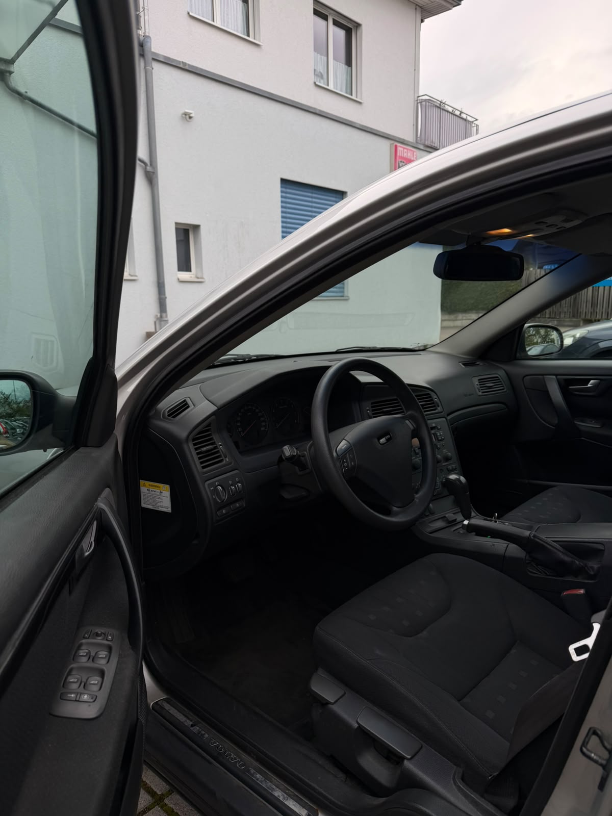 VOLVO S60 2.4-image-6