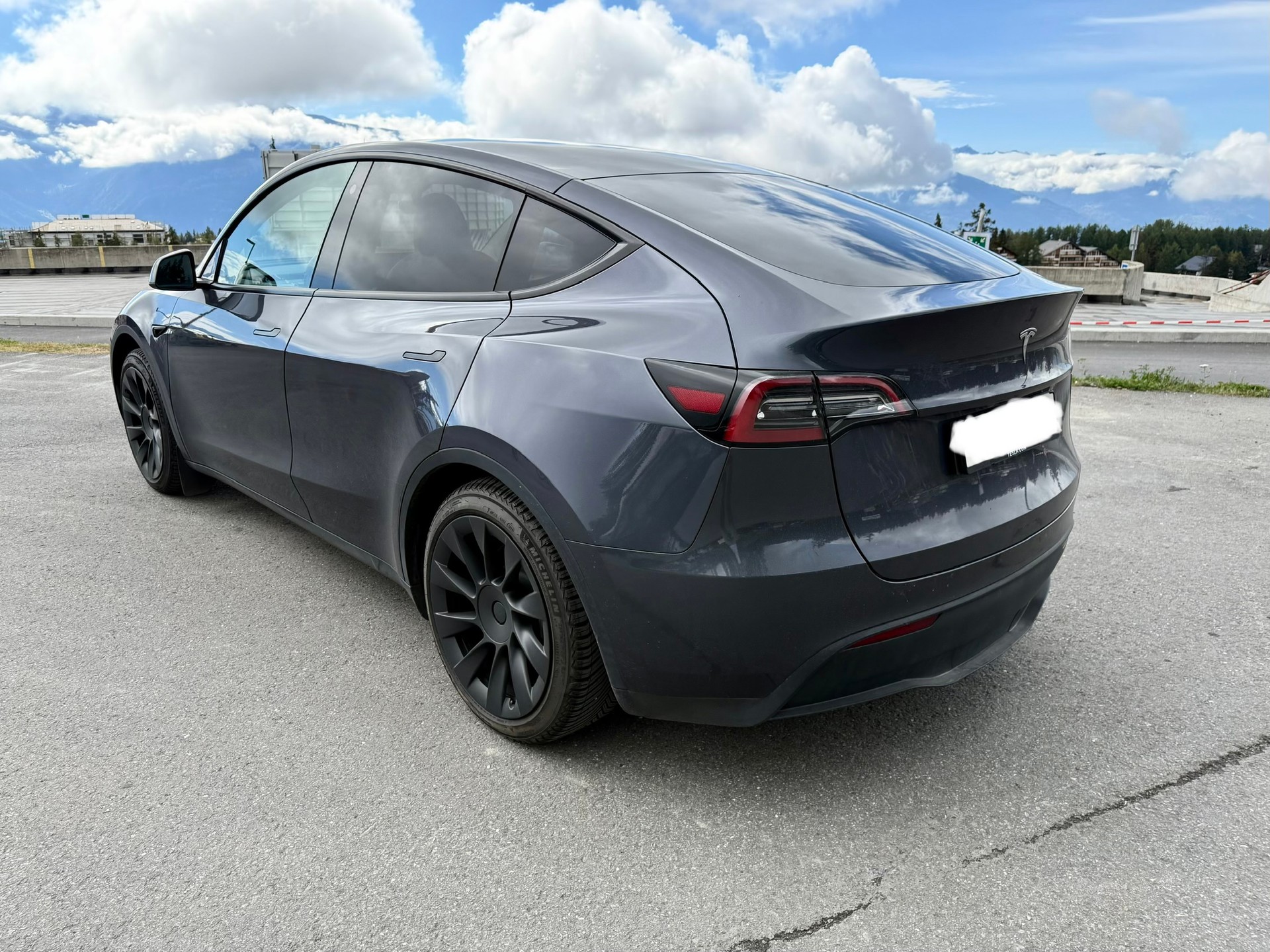 TESLA RWD, Low KM, Enhanced Autopilot, 4 seasons tires-image-4