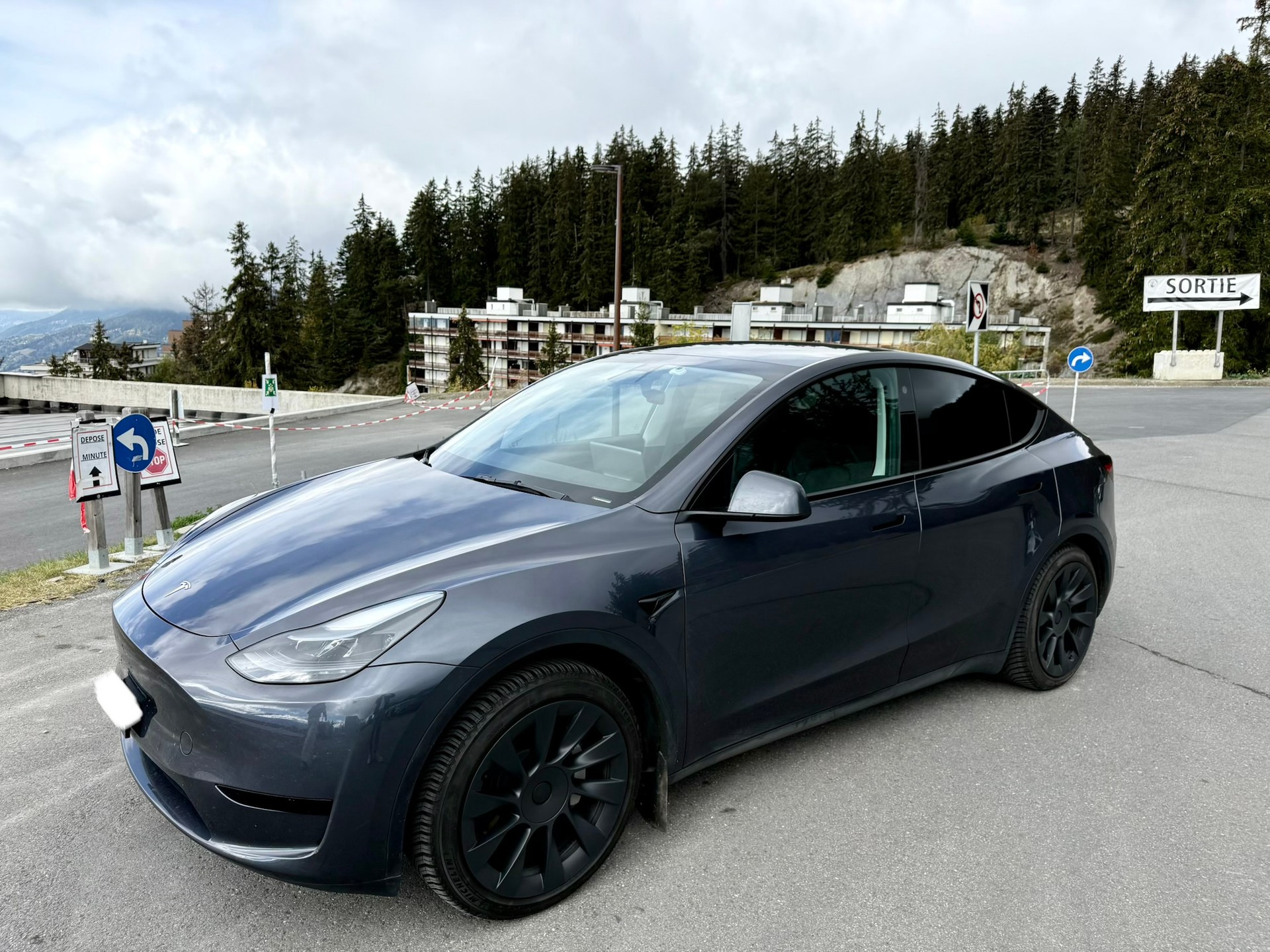 TESLA RWD, Low KM, Enhanced Autopilot, 4 seasons tires-image-0