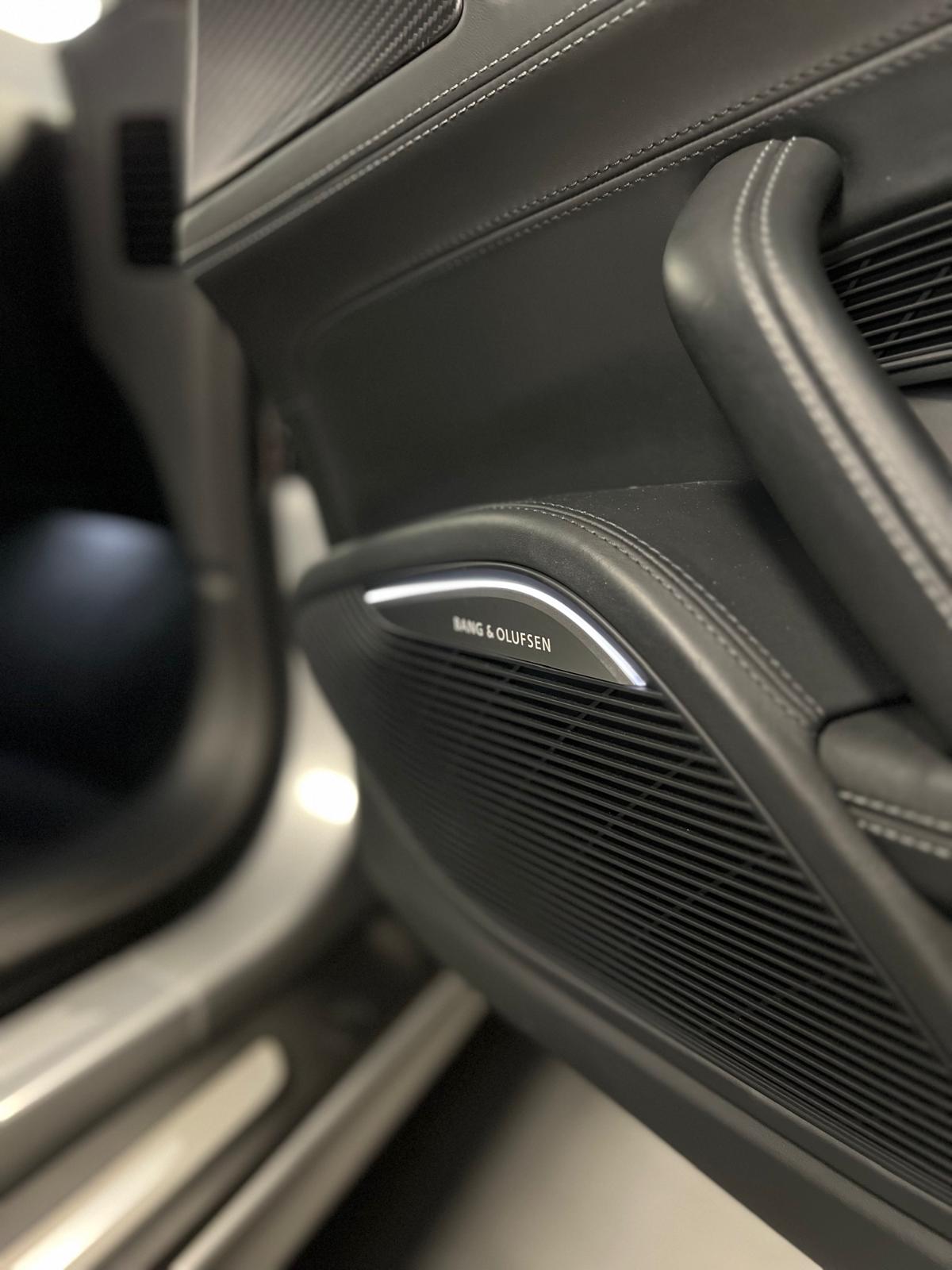 AUDI R8 Coupé 5.2 plus S-Tronic-image-9
