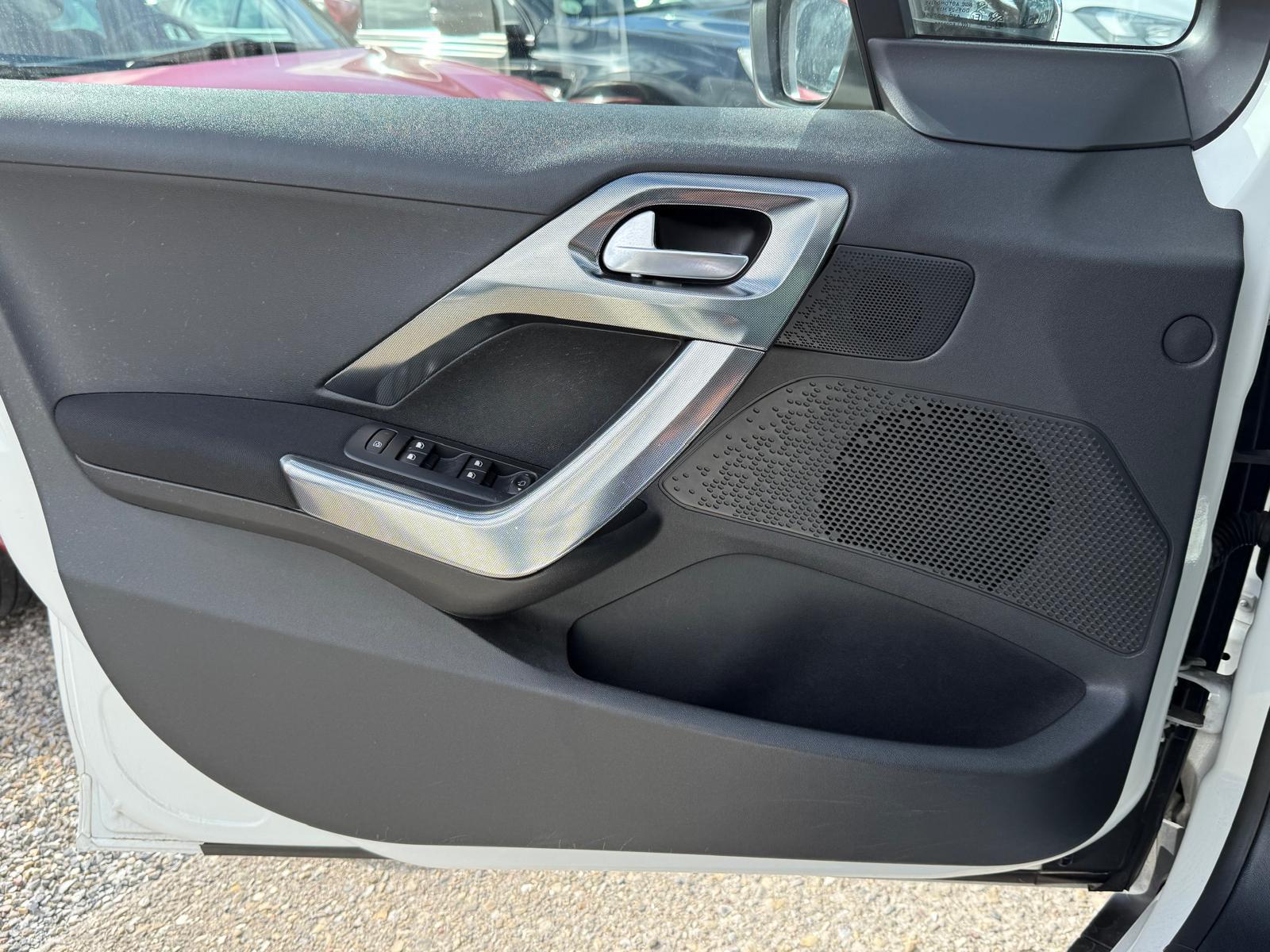 PEUGEOT 2008 1.6 VTi Allure-image-19