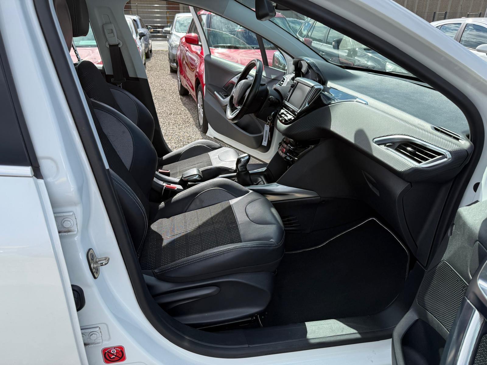 PEUGEOT 2008 1.6 VTi Allure-image-10