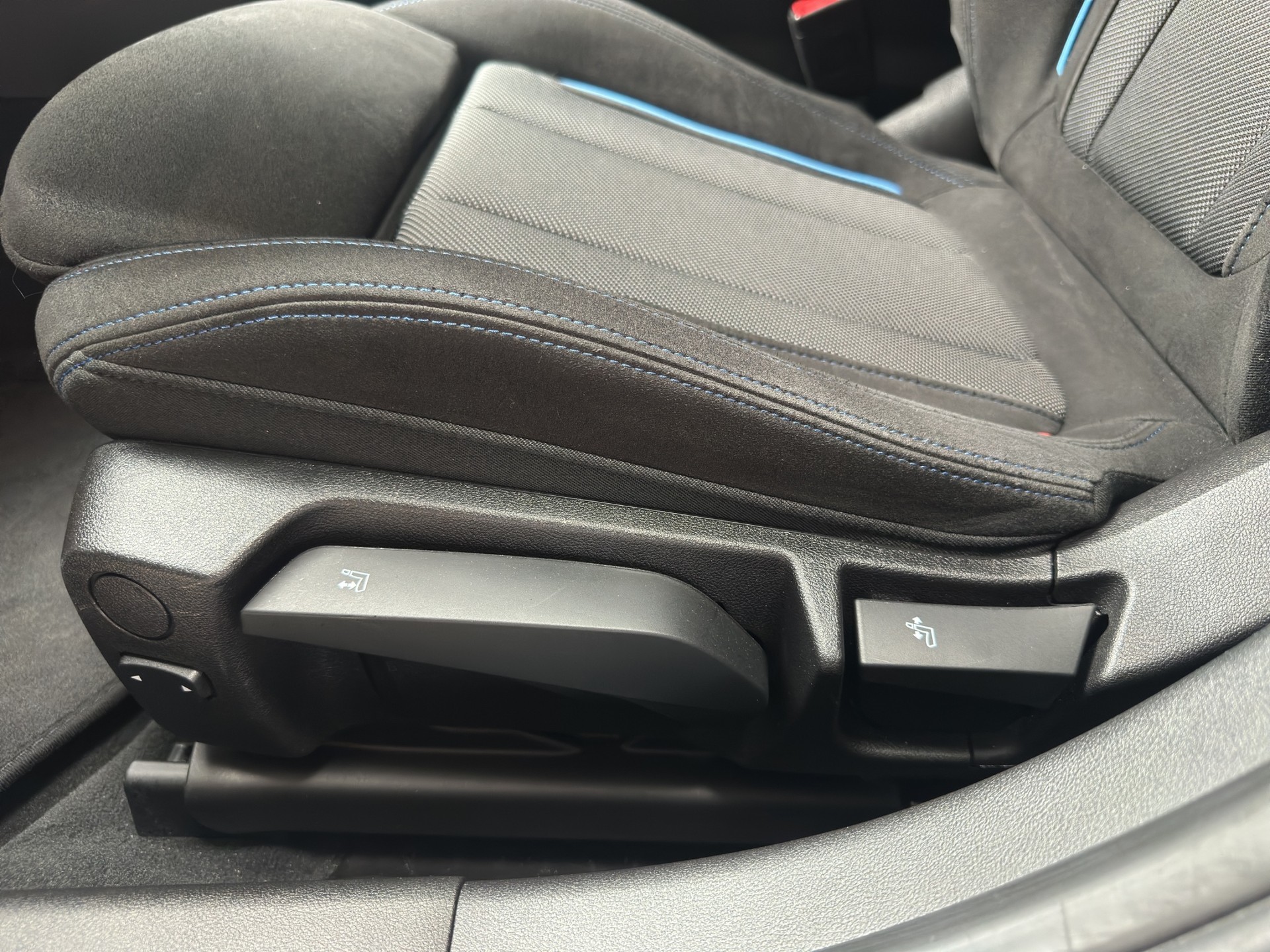 BMW 320i xDrive Steptronic M Sport FACELIFT-image-6