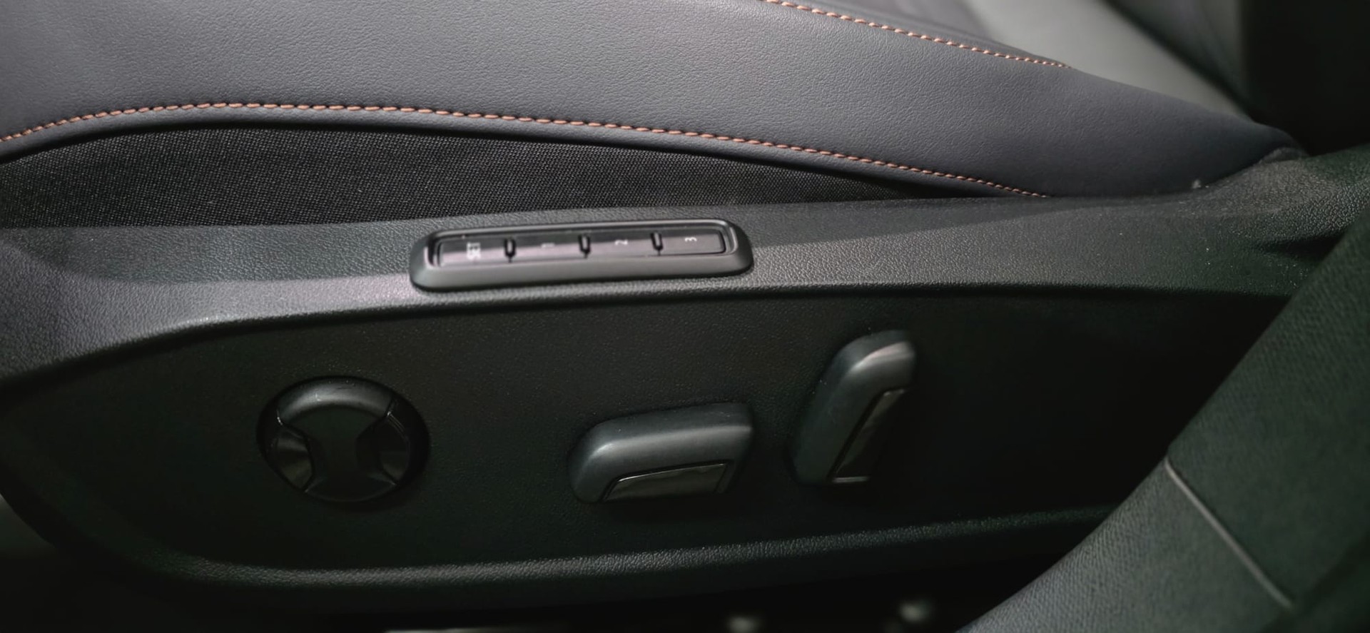 CUPRA LEON 2.0 TSI VZ DSG VZ *ACC*Sennheiser*Ledersitze*Panoramadach*Ambientebeleuchtung*Lenkradheizung*Rückfahrkamera*-image-17