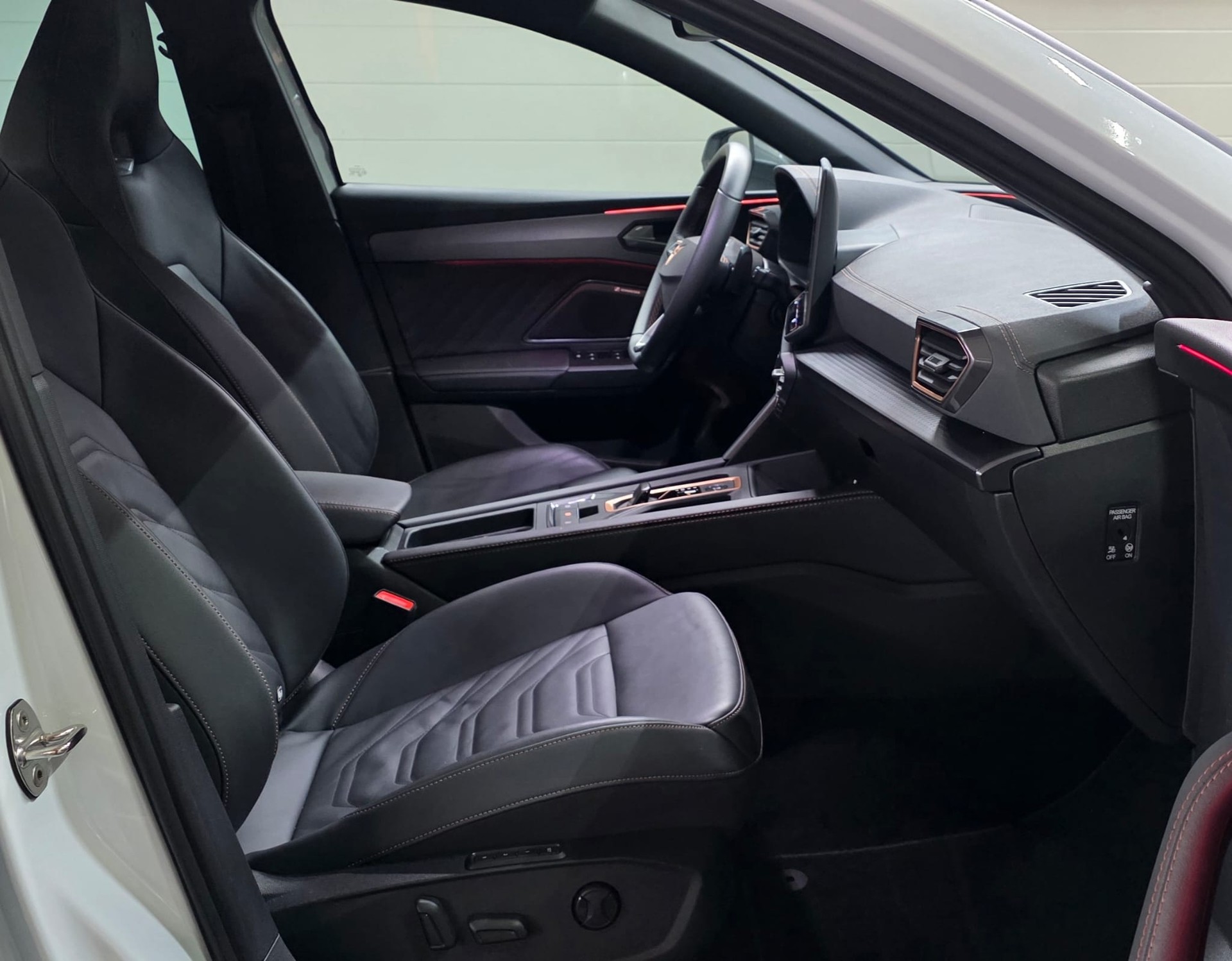 CUPRA LEON 2.0 TSI VZ DSG VZ *ACC*Sennheiser*Ledersitze*Panoramadach*Ambientebeleuchtung*Lenkradheizung*Rückfahrkamera*-image-26