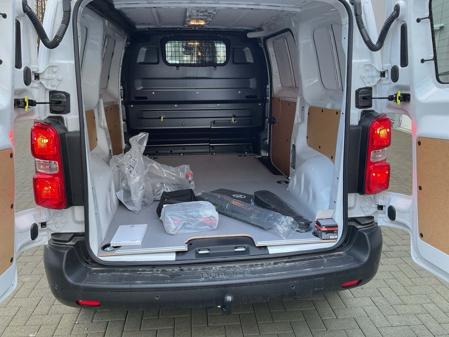 TOYOTA Proace 2.0D Panel Van Medium Advanced-image-4