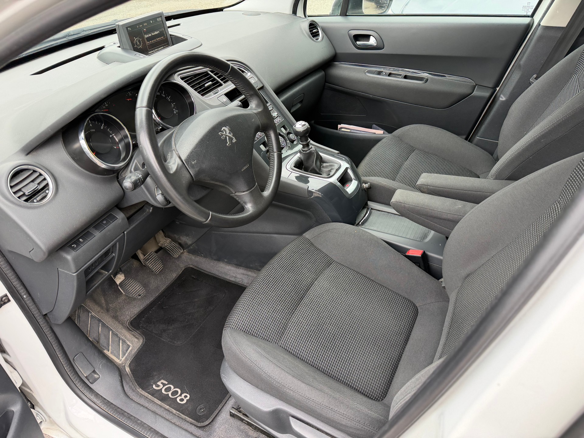 PEUGEOT 5008 1.2 Pure Tech Business Line-image-9