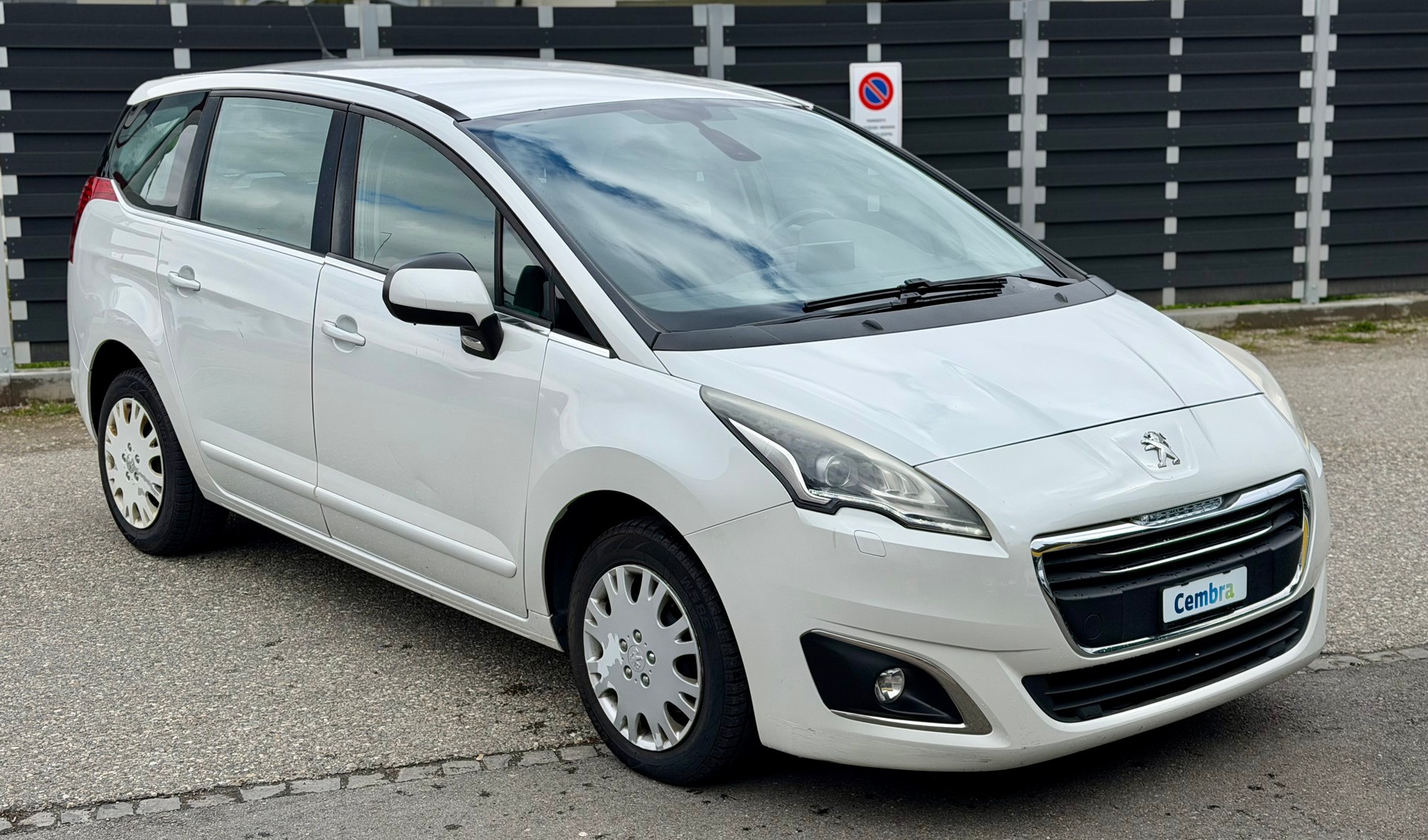 PEUGEOT 5008 1.2 Pure Tech Business Line