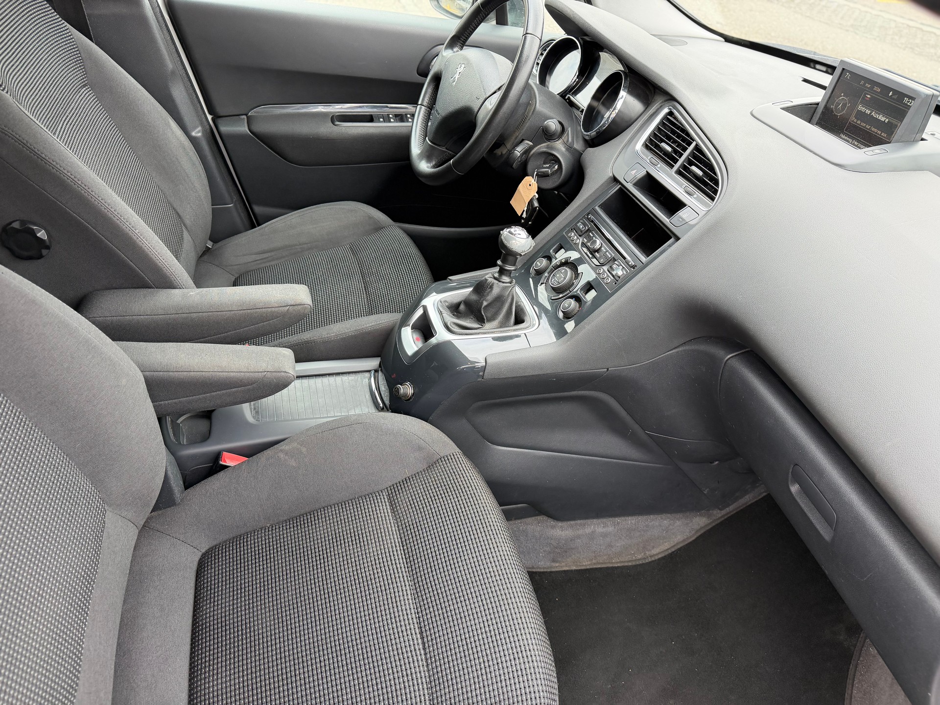 PEUGEOT 5008 1.2 Pure Tech Business Line-image-10