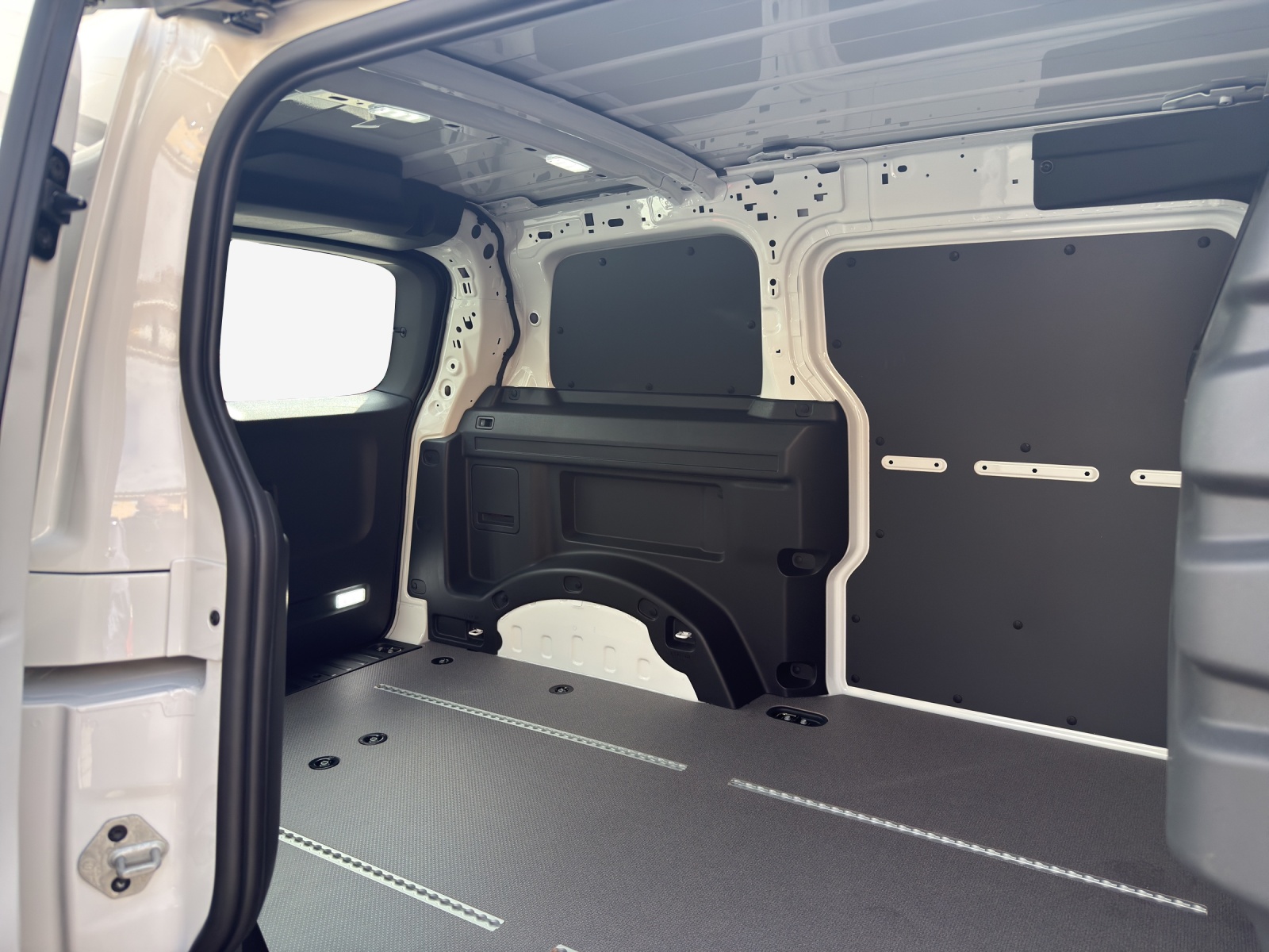 VW ID. Buzz Cargo Pro 4Motion-image-11