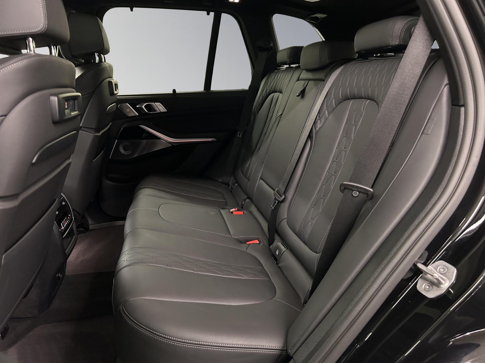 BMW X5 M50i xDrive-image-12