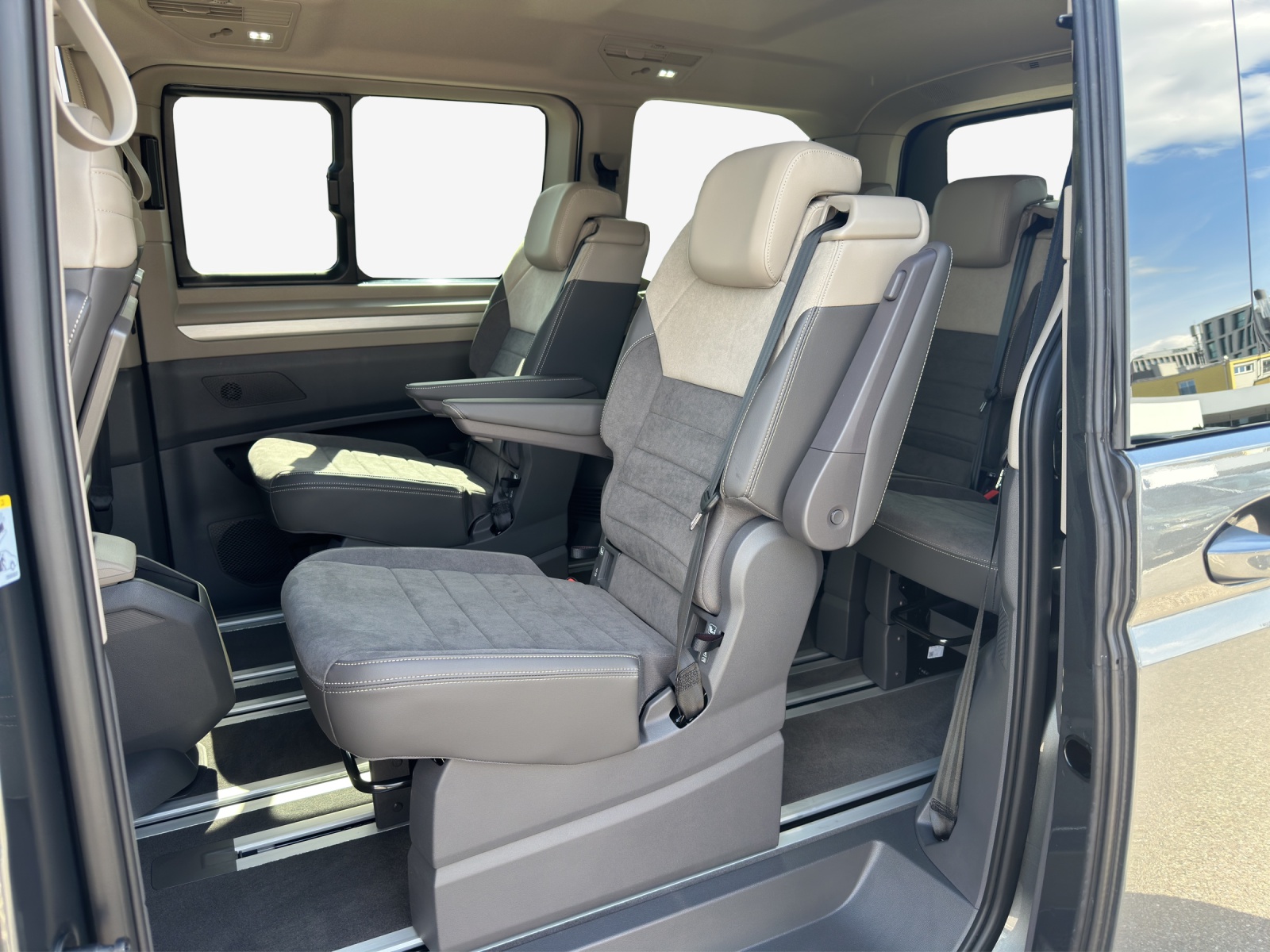 VW Multivan 1.5 eHybrid Life Edition 4Motion DSG-image-11