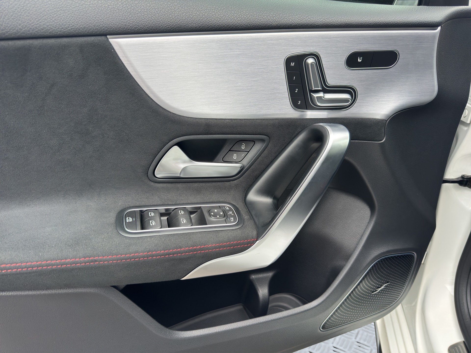 MERCEDES-BENZ A 35 AMG 4Matic Speedshift-image-9